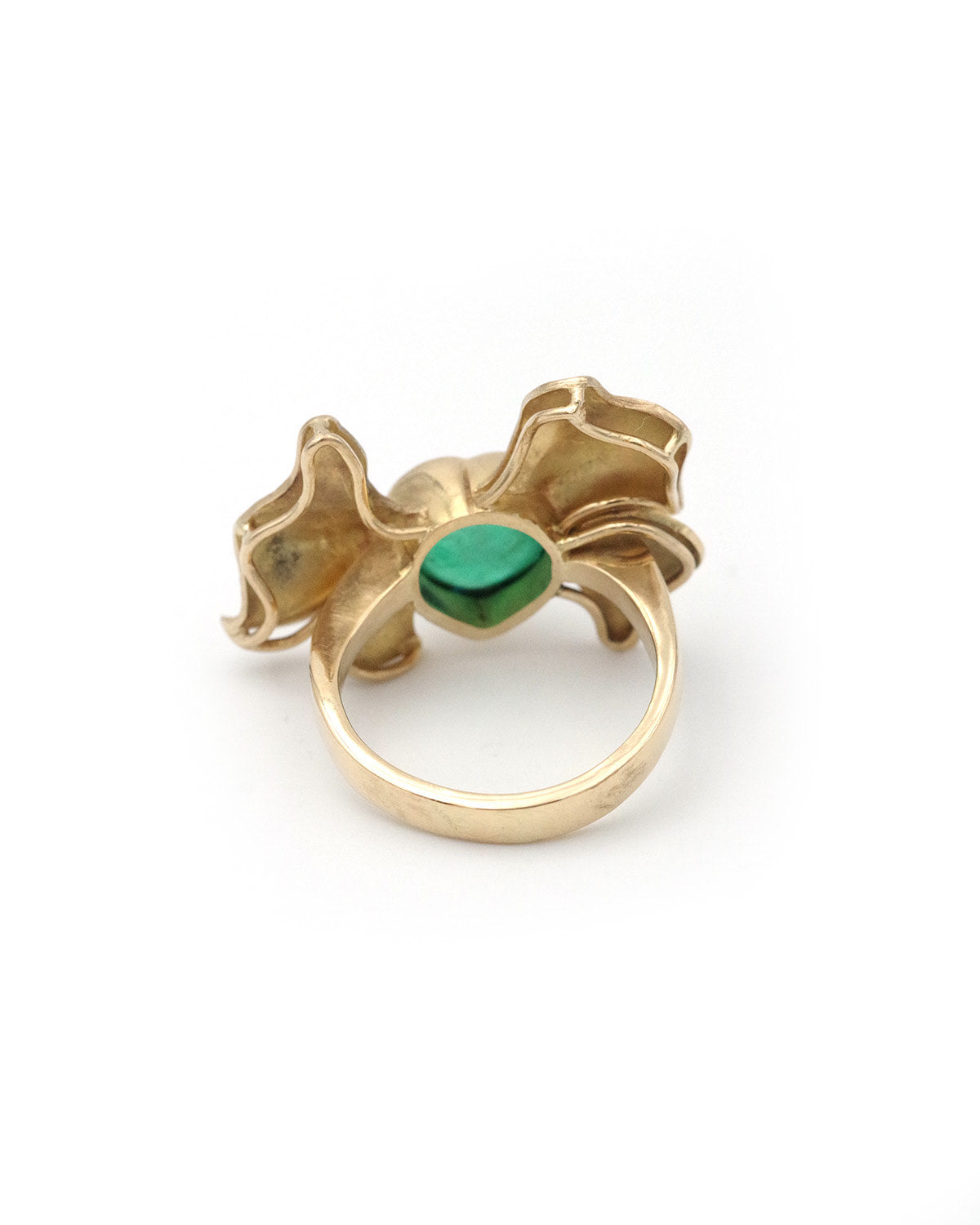 Large bow emerald ring in gold