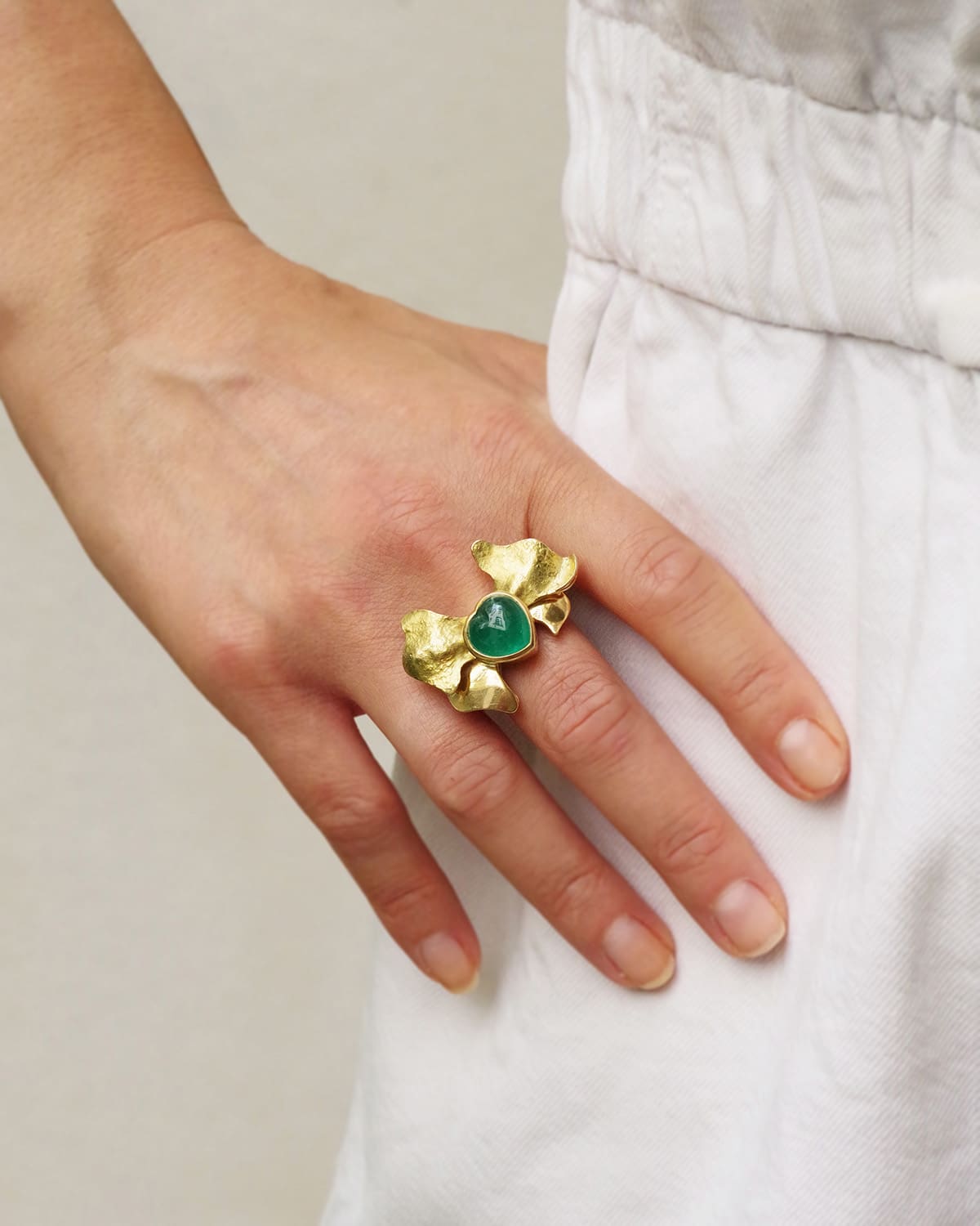 Bague moderniste noeud emeraude en or