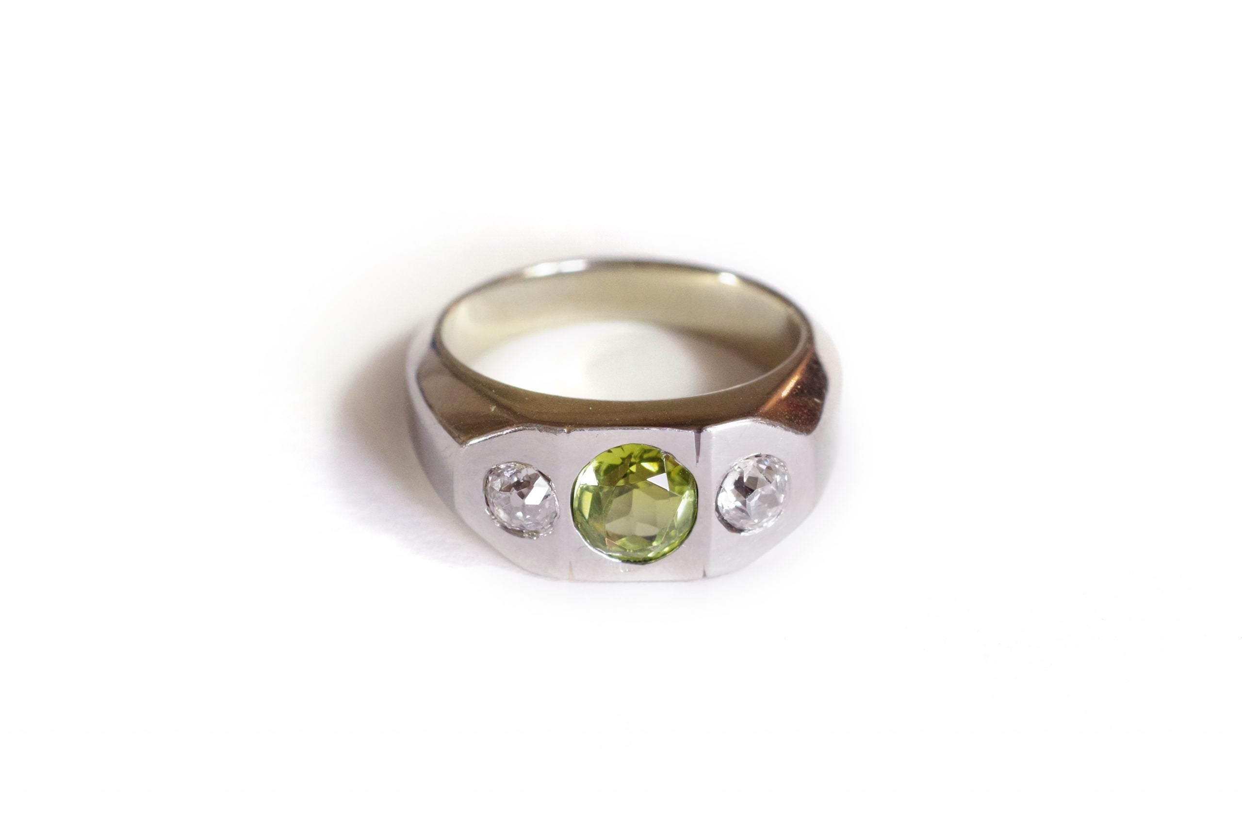 bague en or blanc diamants et tourmaline verte