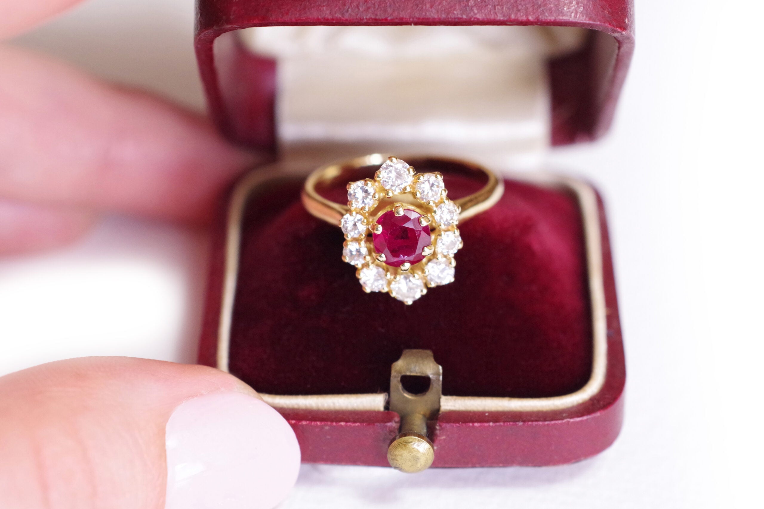 bague marguerite vintage rubis et diamants