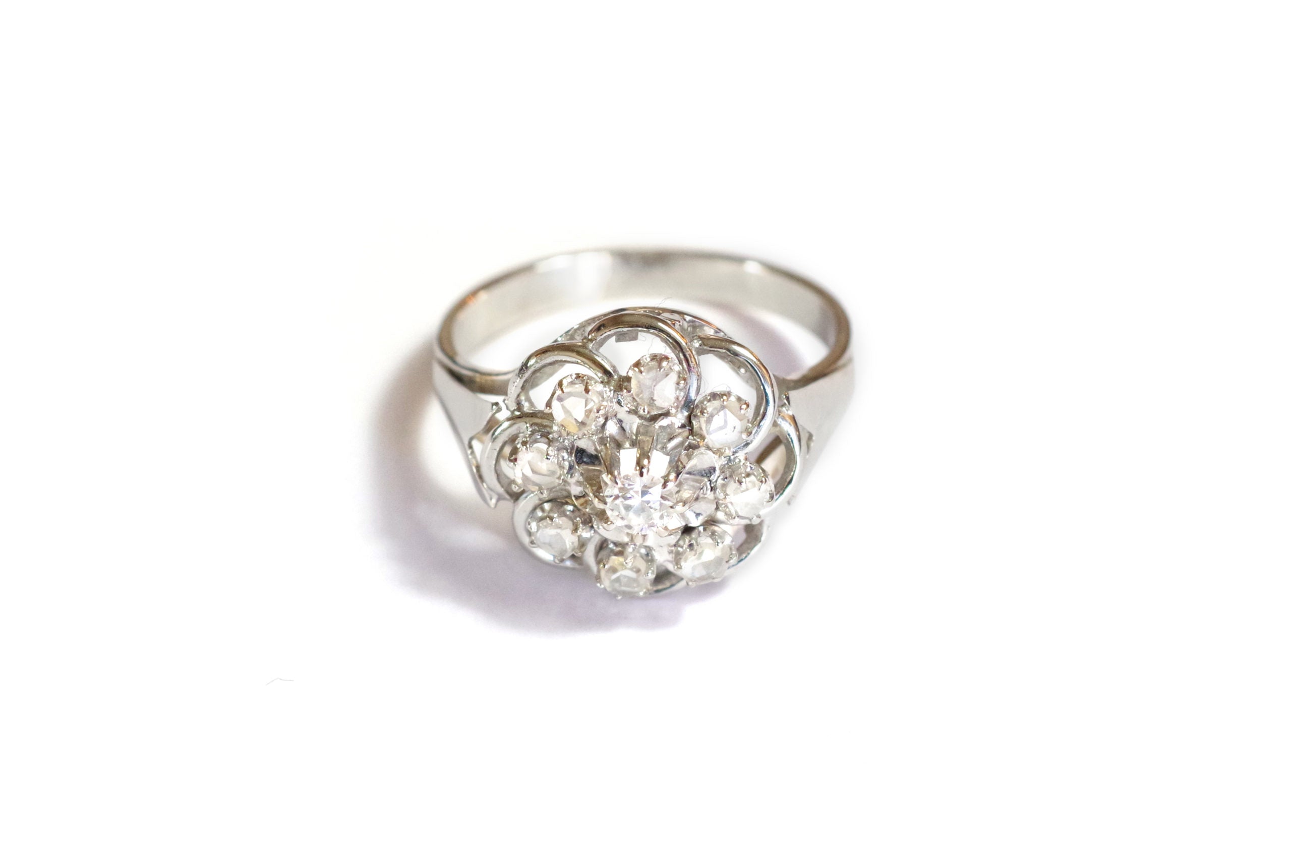 bague pompadour en or blanc et diamants