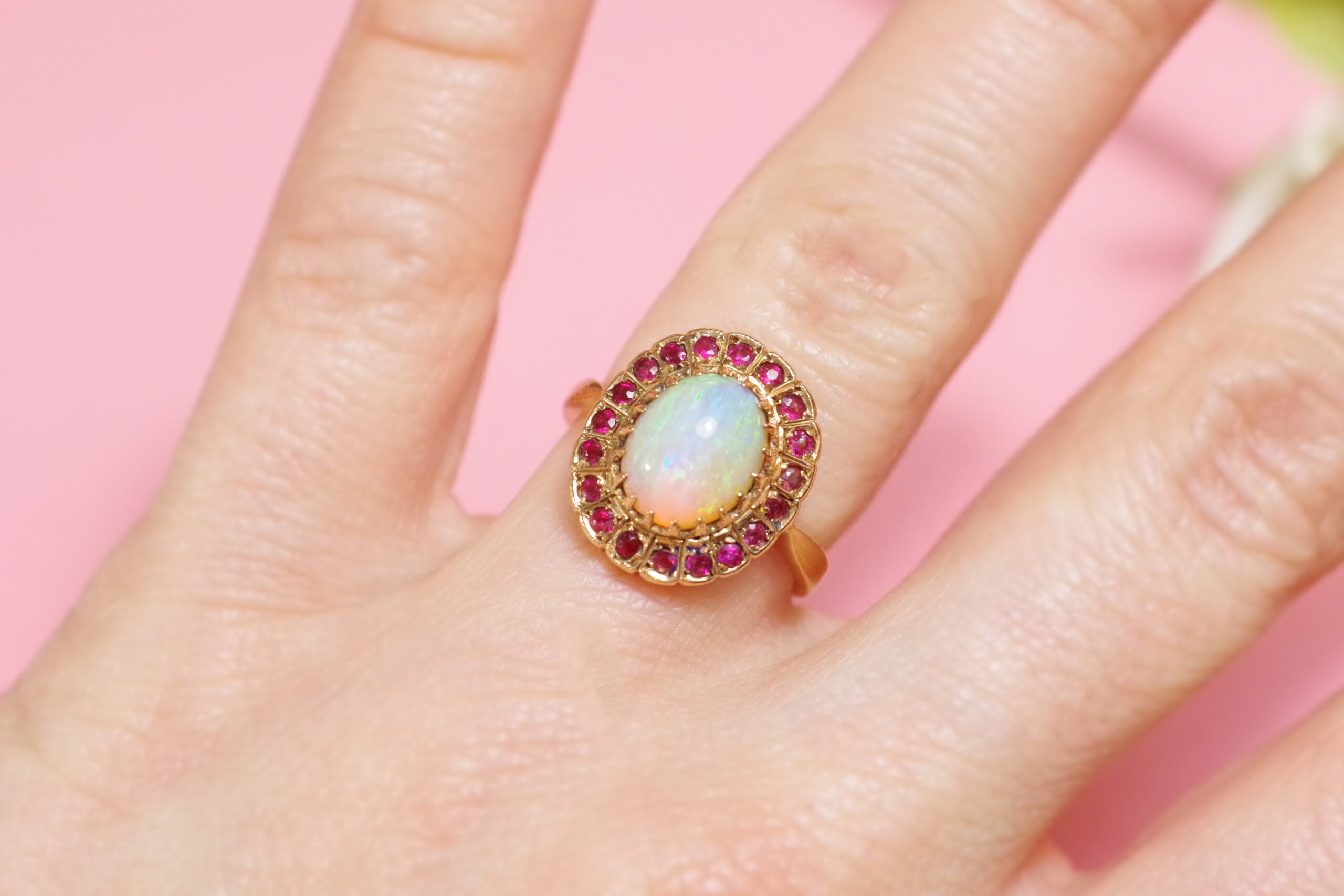 bague marguerite opale noble a fond blanc et grenats