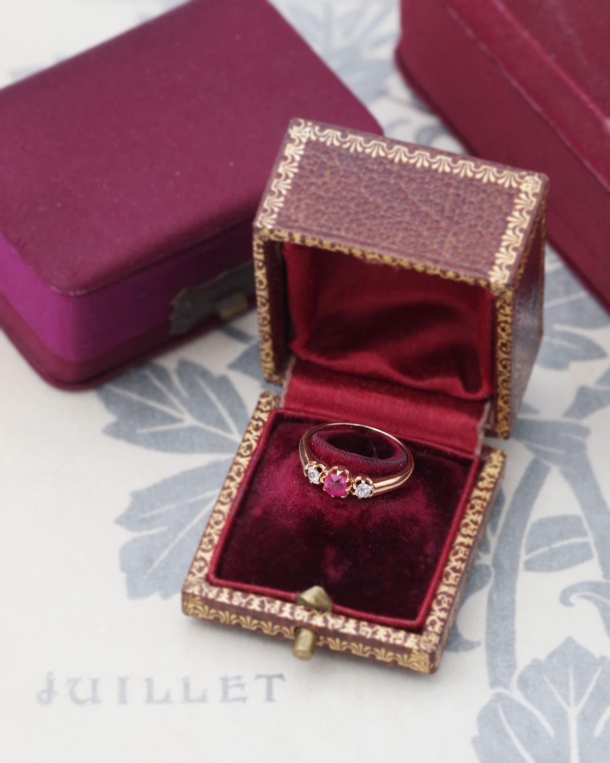Bague ancienne saphirs rose et diamants