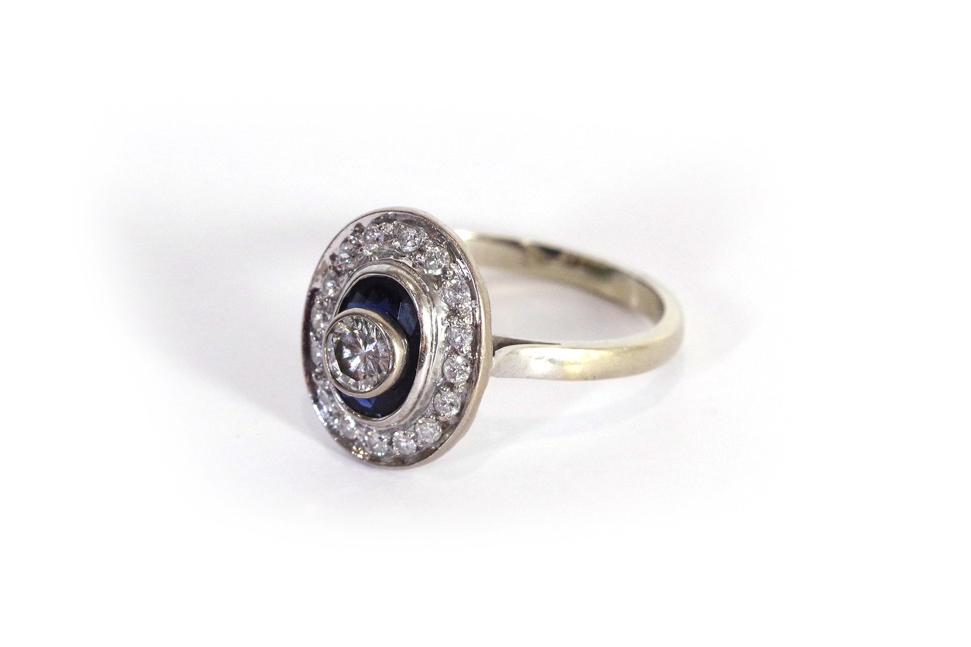 Bague ovale saphir diamants en or blanc