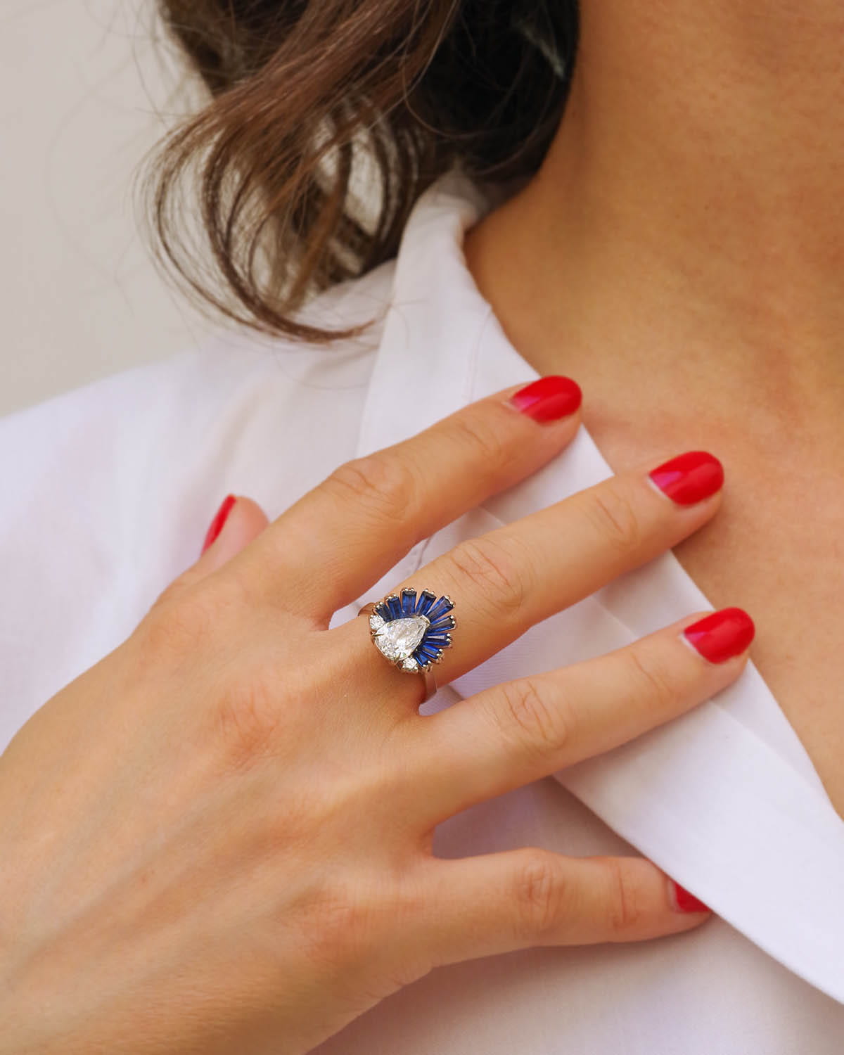 Seventies sapphire ring in white gold