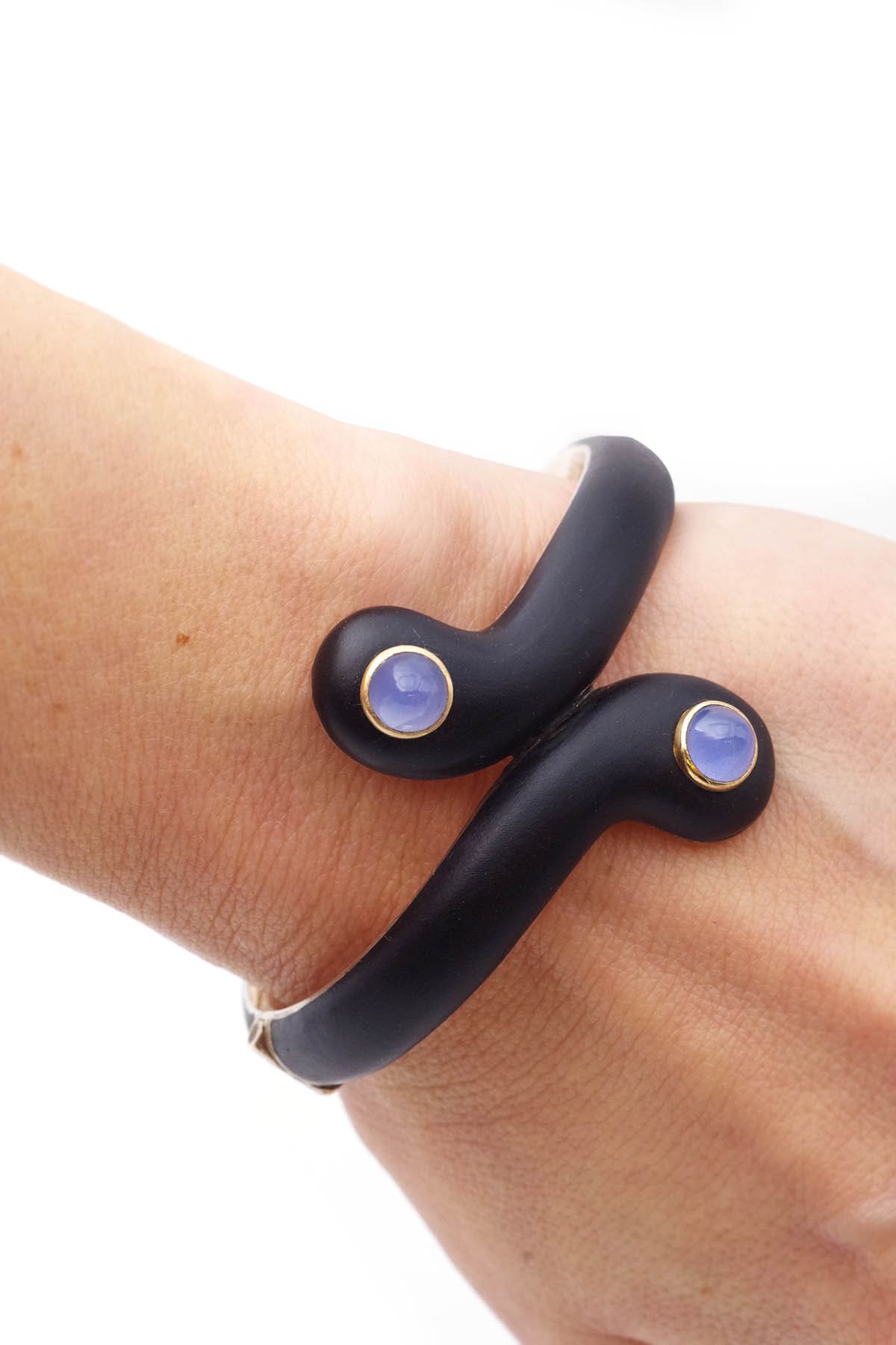 Bracelet noir calcédoine bleue