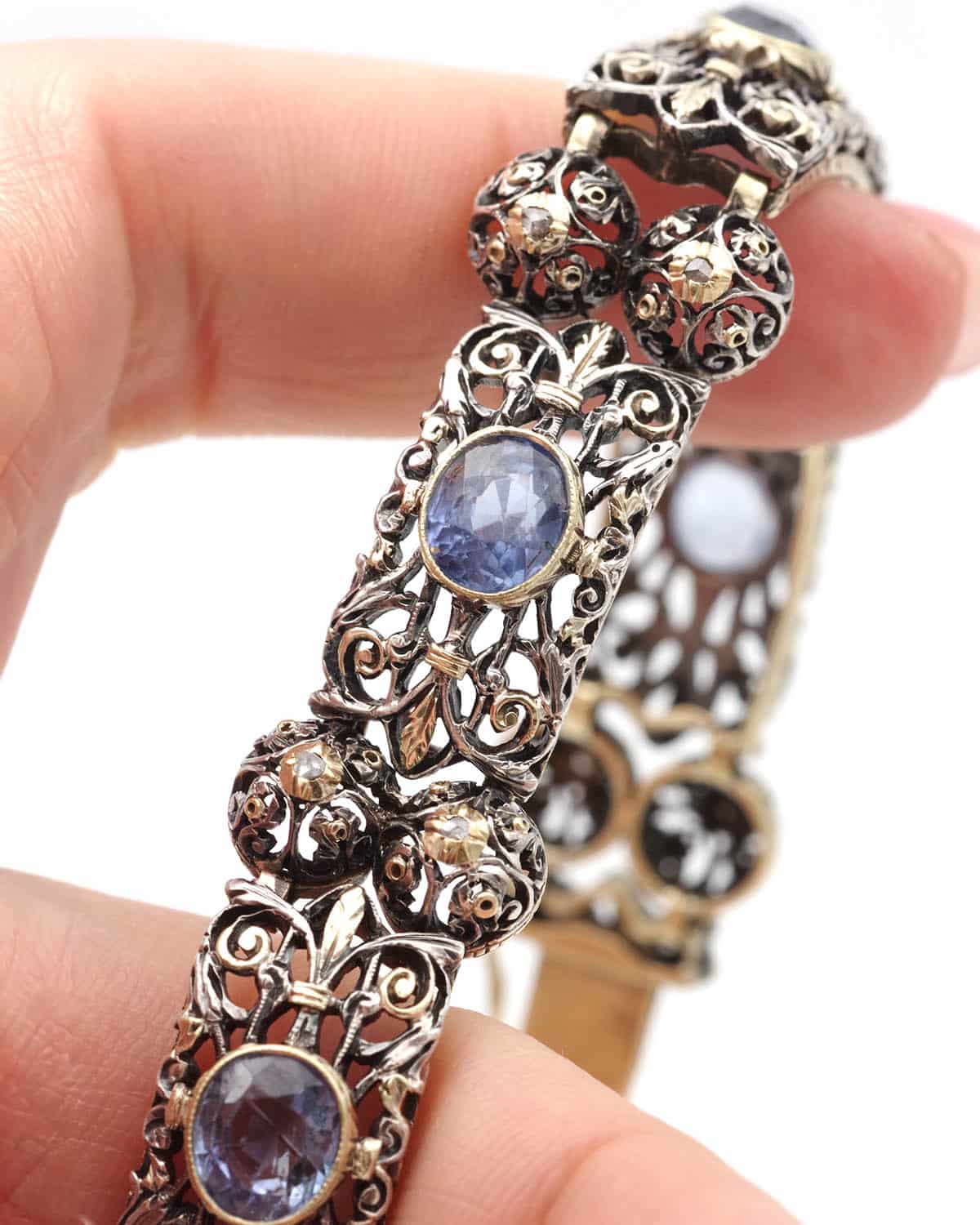 Bracelet style Buccellati avec des saphirs