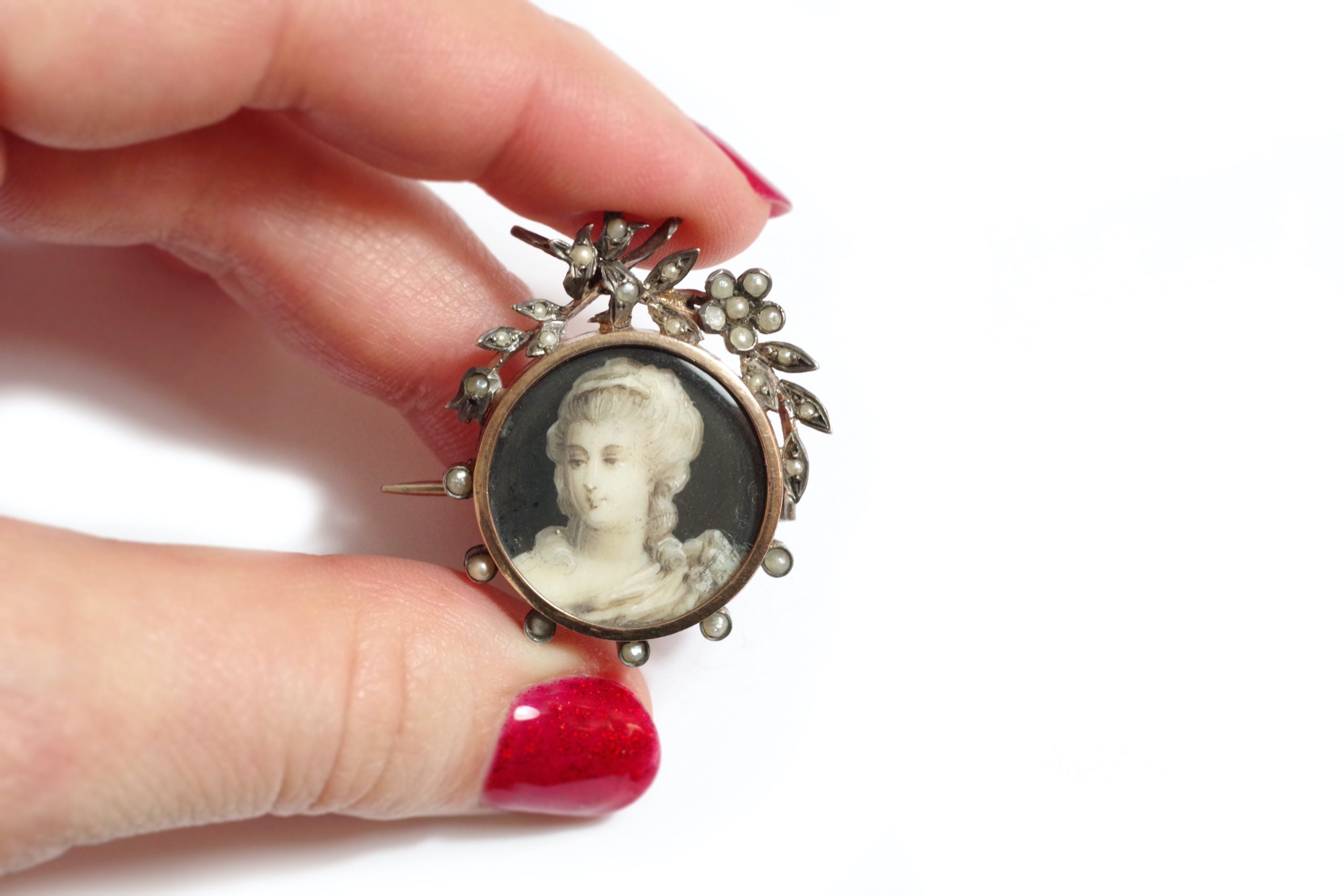 broche ancienne portrait grisaille en argent et perle