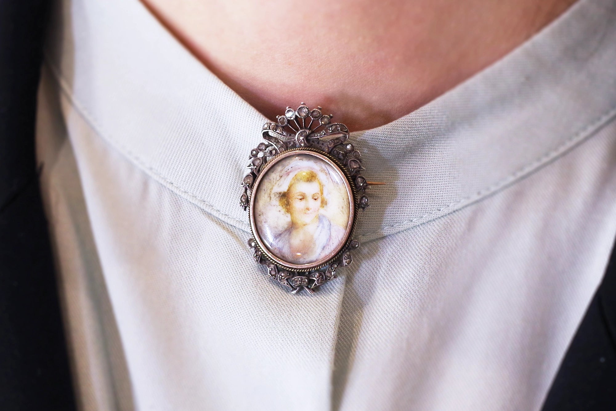 broche portrait diamants