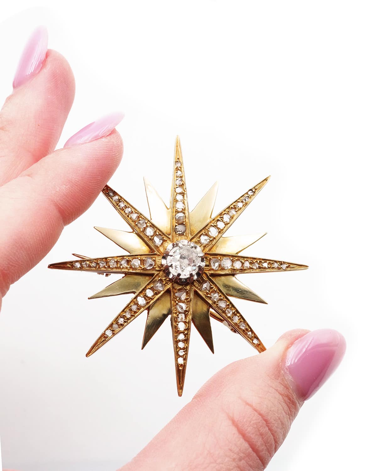 Diamond star brooch in gold