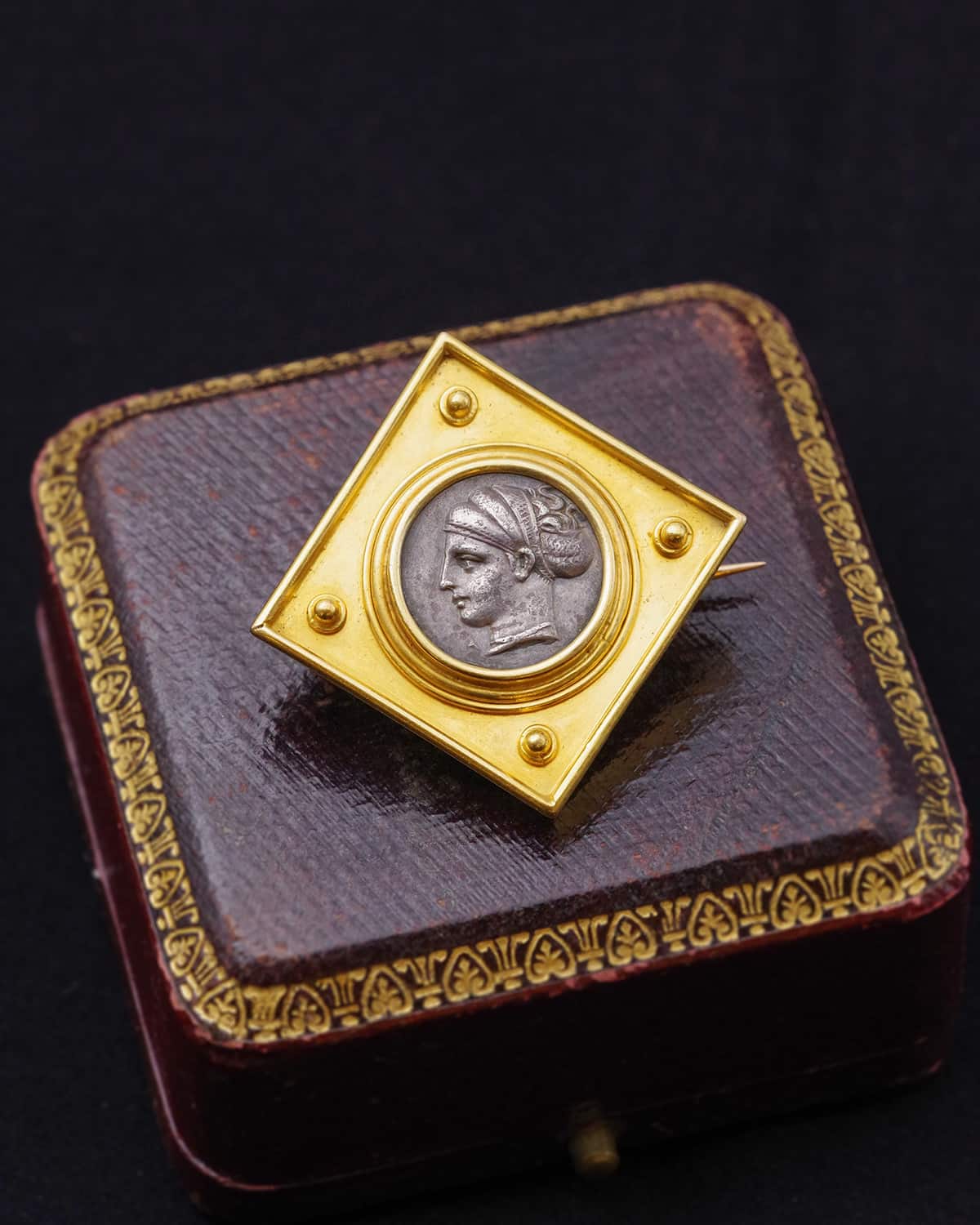 Broche neo etrusque drachme en or