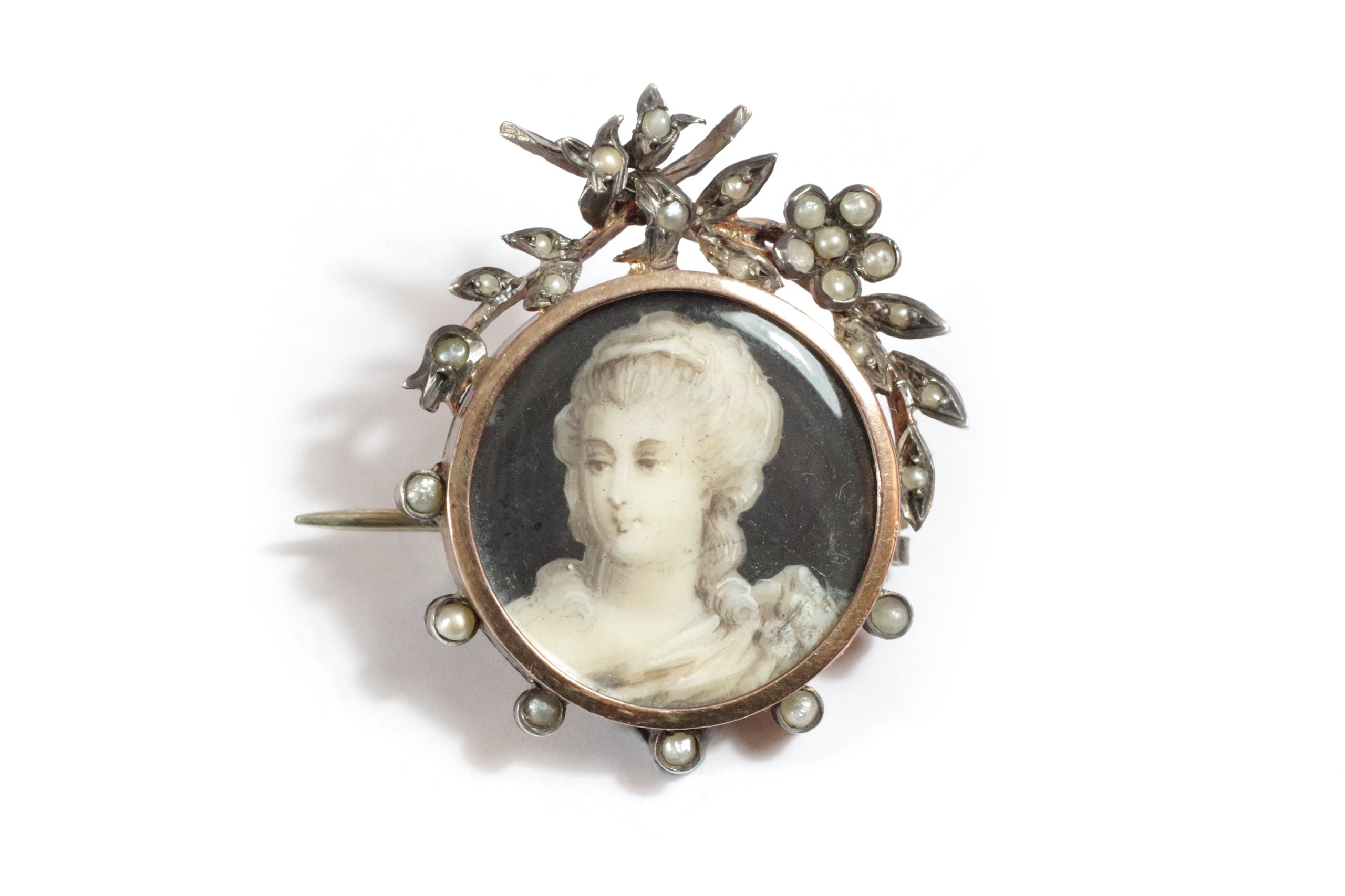 victorian portrait brooch in silver and pearls