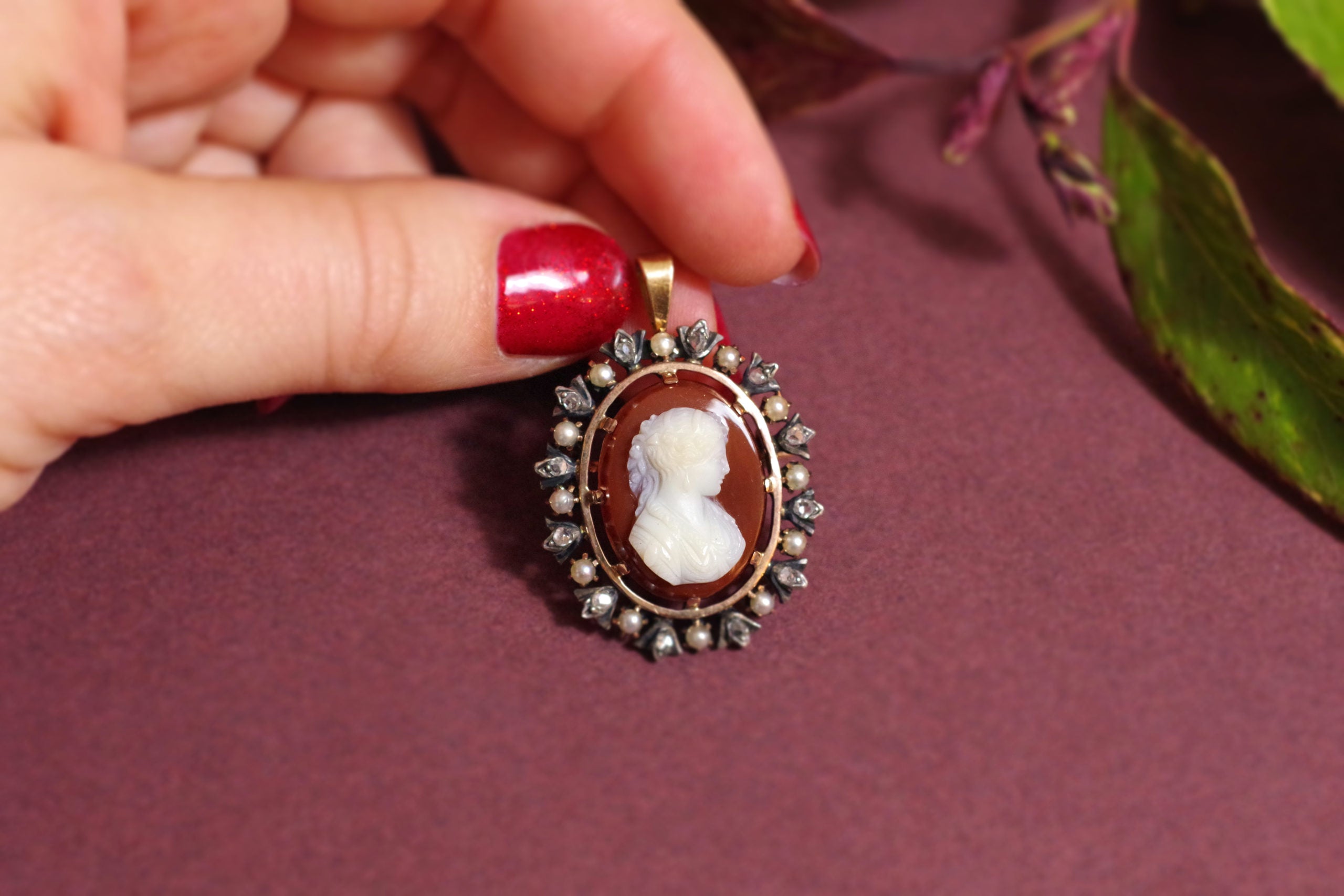 camée agate femme de profil diamant et perle