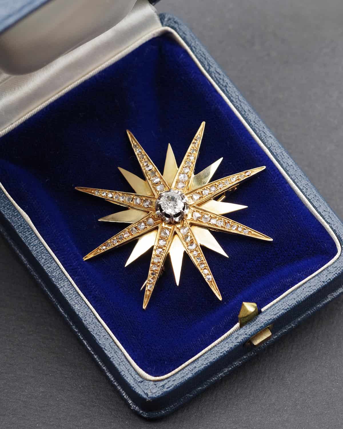 Broche céleste étoile diamants en or