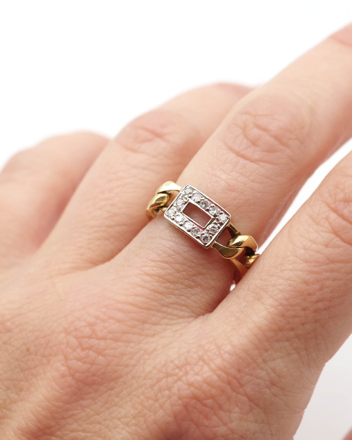 Diamond curb chain ring