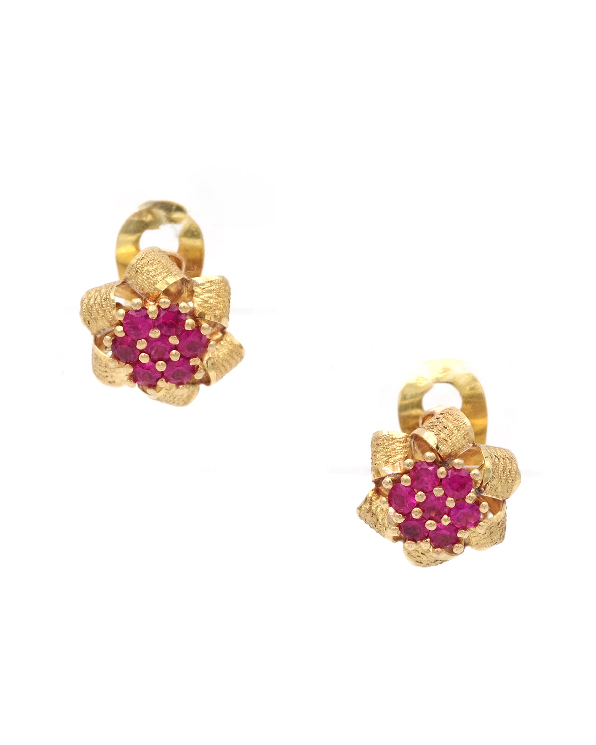 Vintage clip earrings in gold