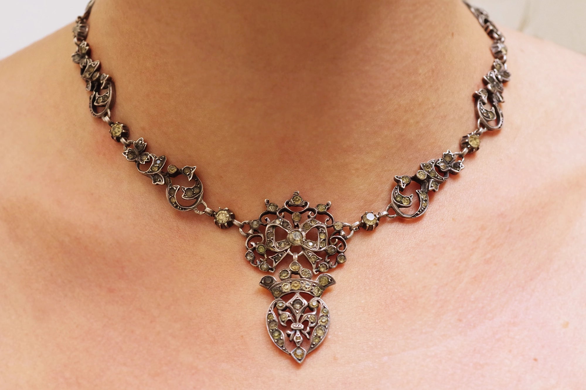 Collier pierres de rhin