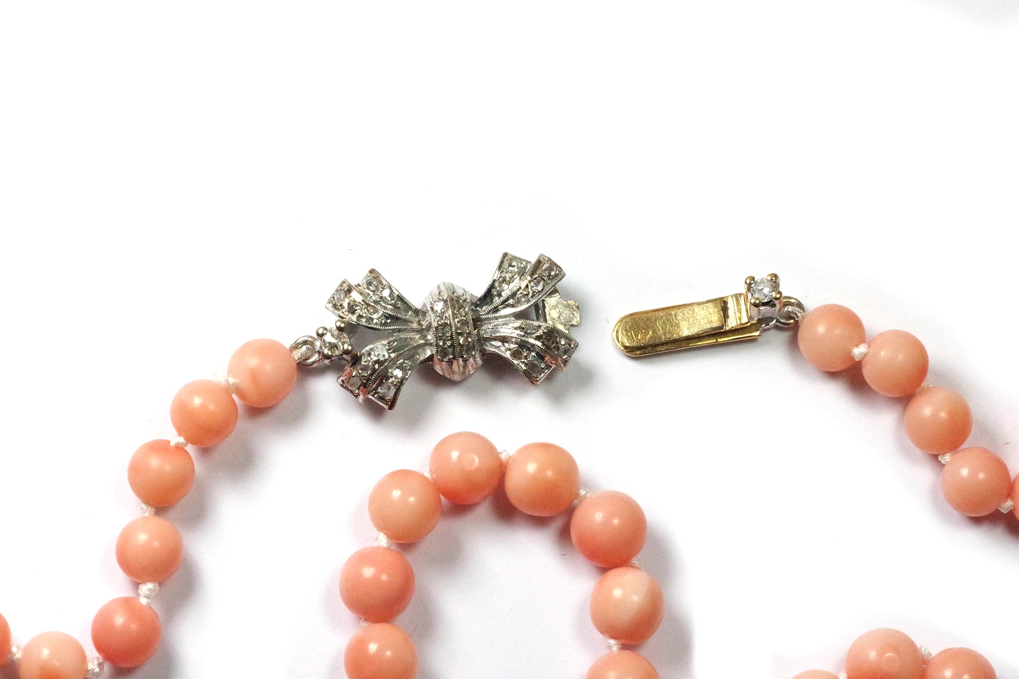 collier corail peau d'ange et fermoir diamants