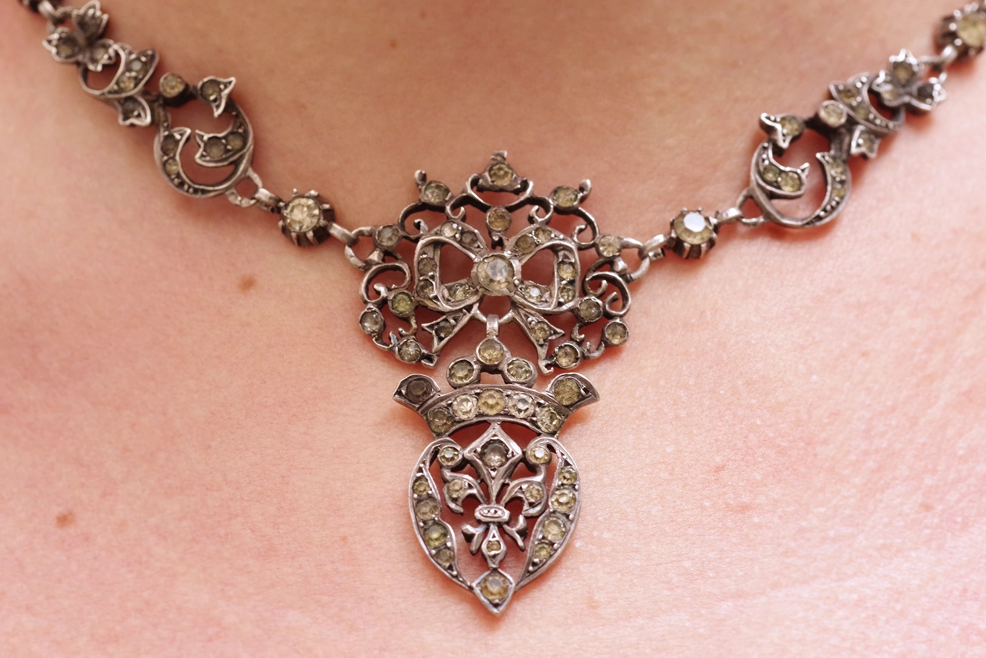 collier ancien fleur de lys