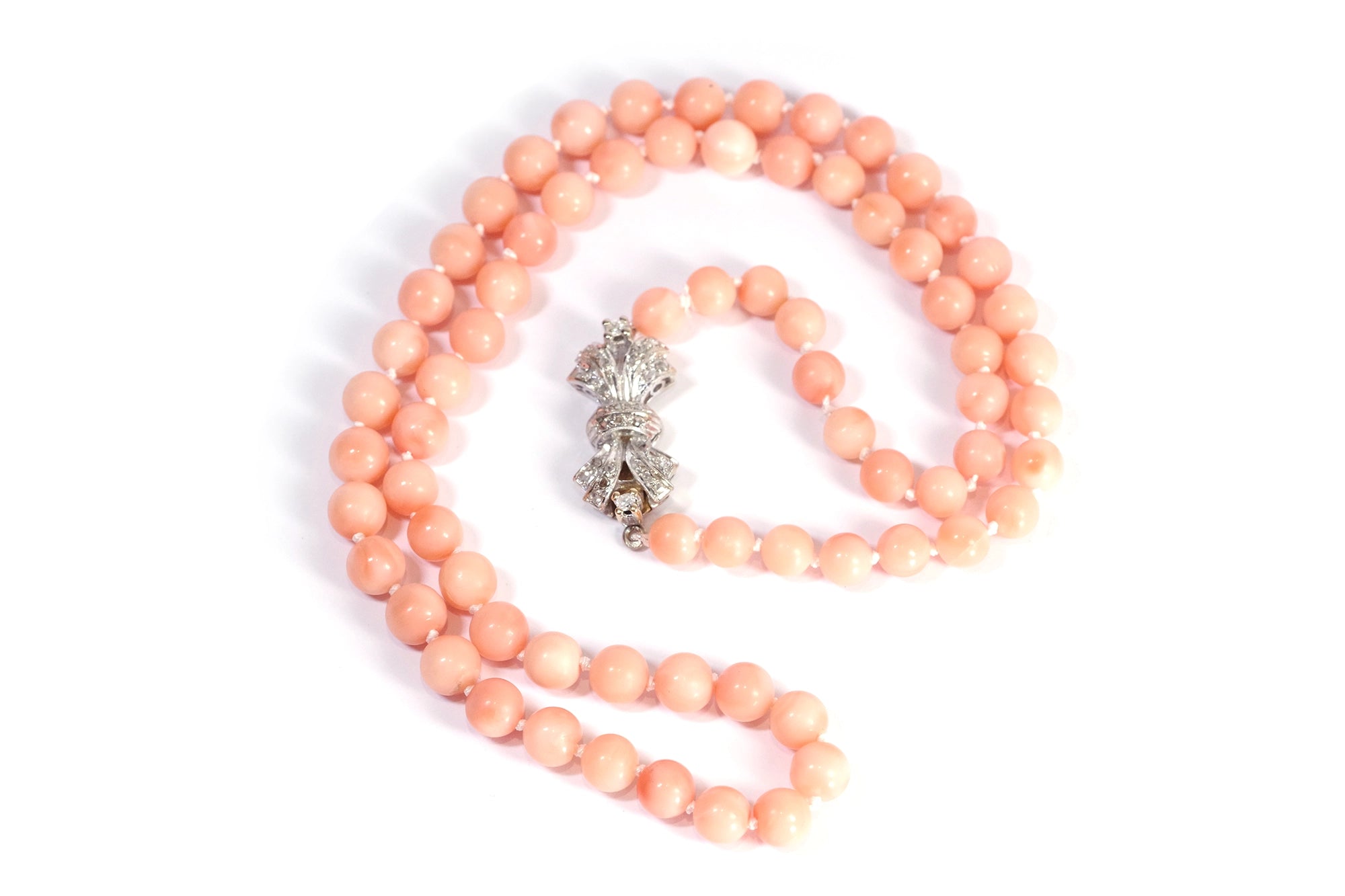 corail peau d'ange et fermoir diamants