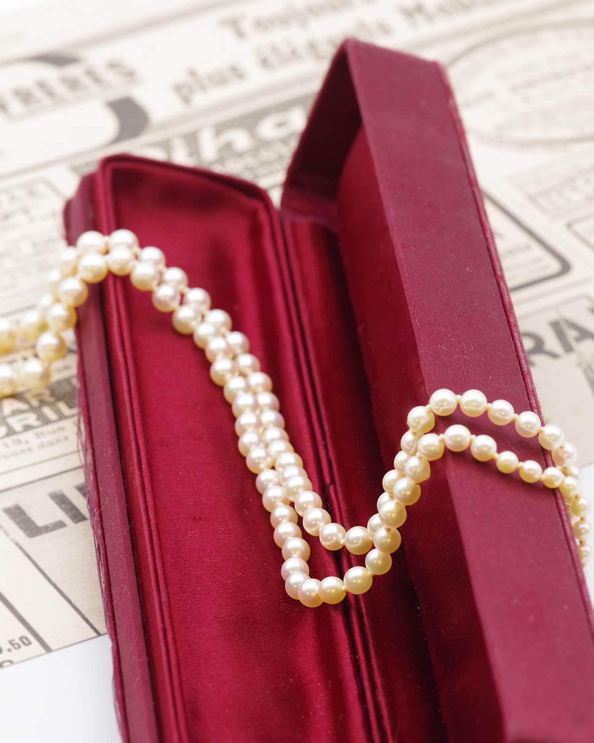 Culture pearl necklace with a gold clasp