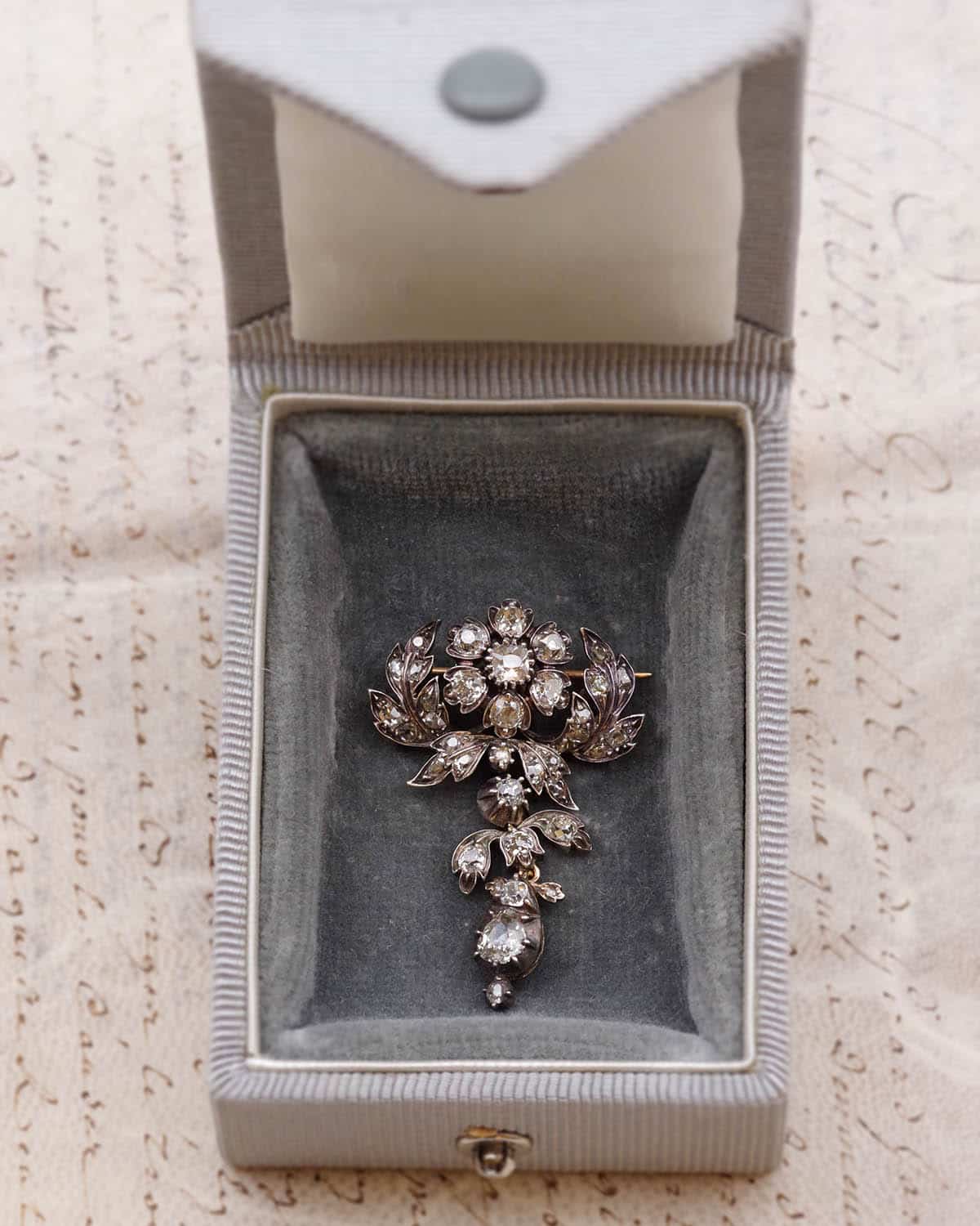 Diamond flower brooch in gold