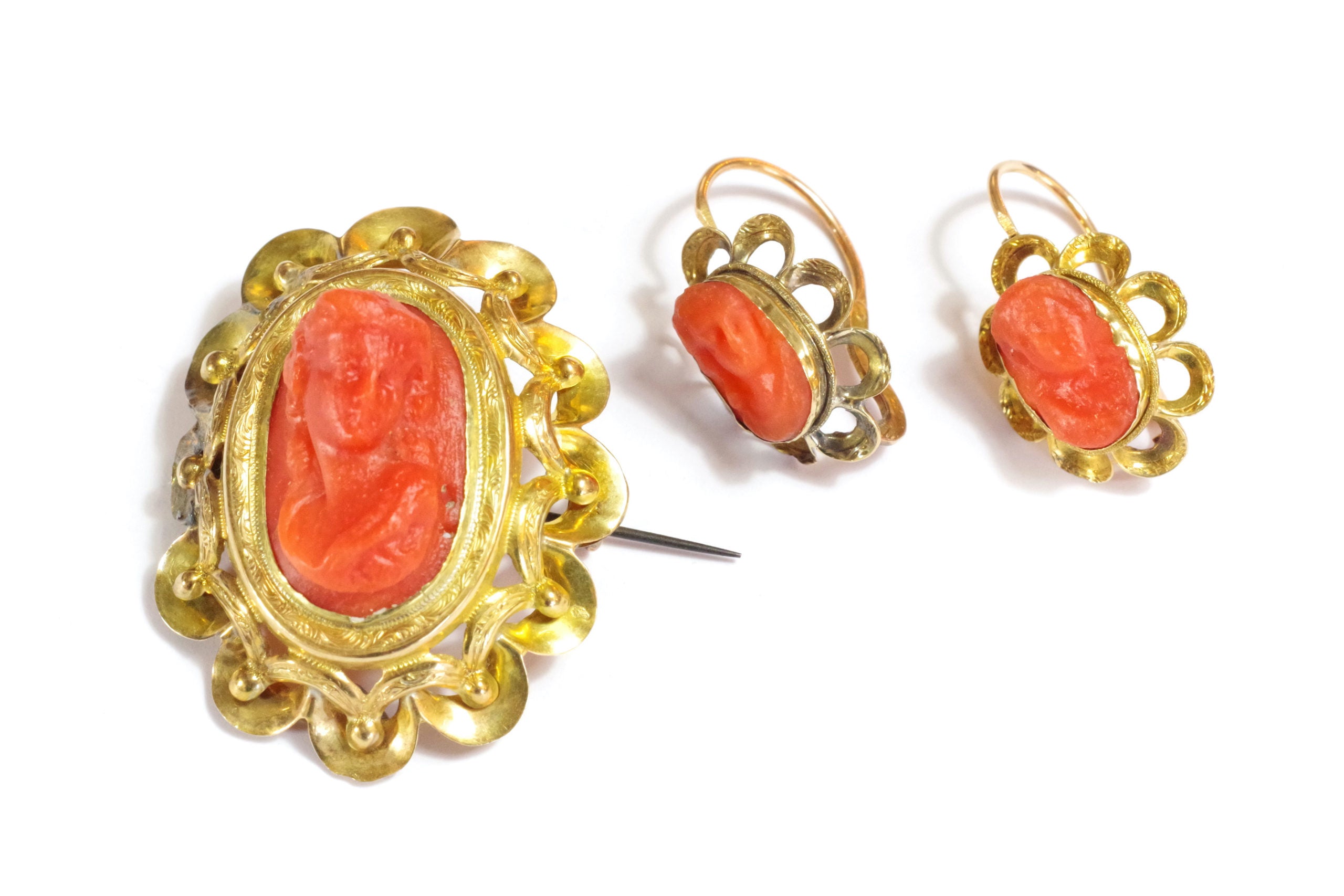 broche et dormeuses camées corail en or jaune