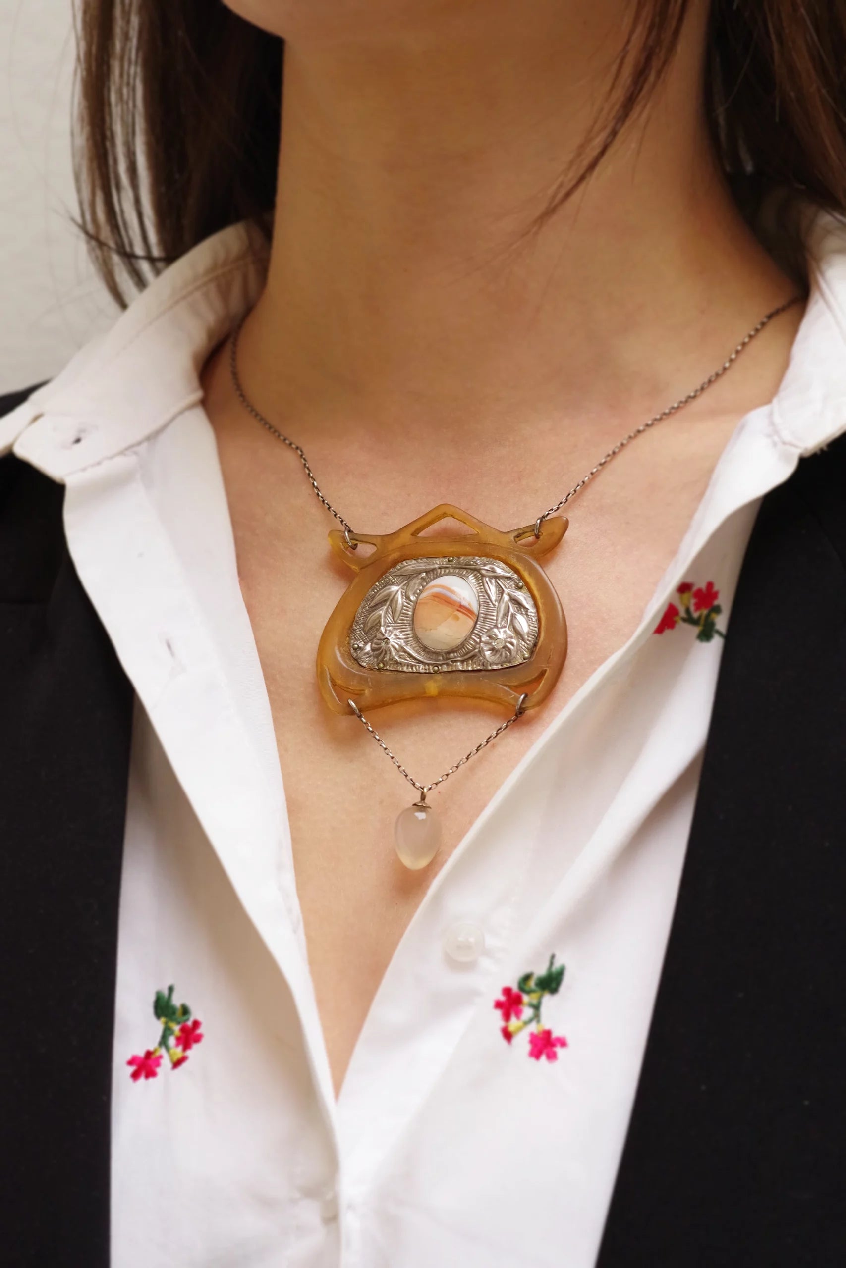 Art nouveau agate horn necklace