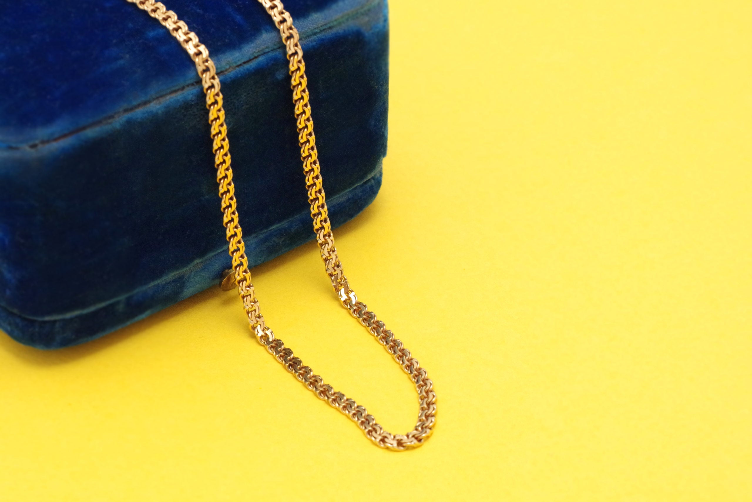 Edwardian long chain in 18k gold