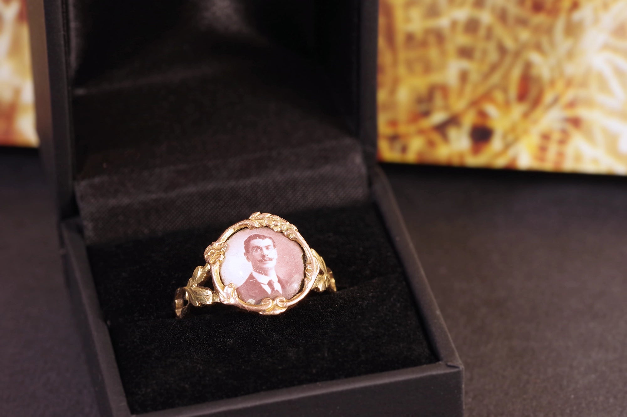 Man portrait ring in gold