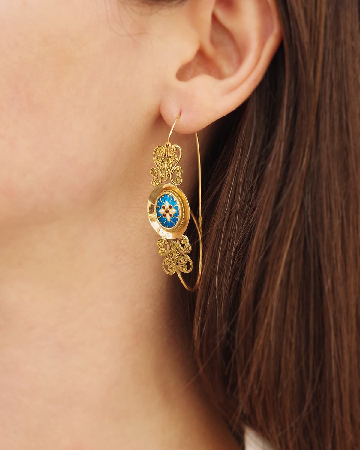 Poissardes enamel earrings in gold
