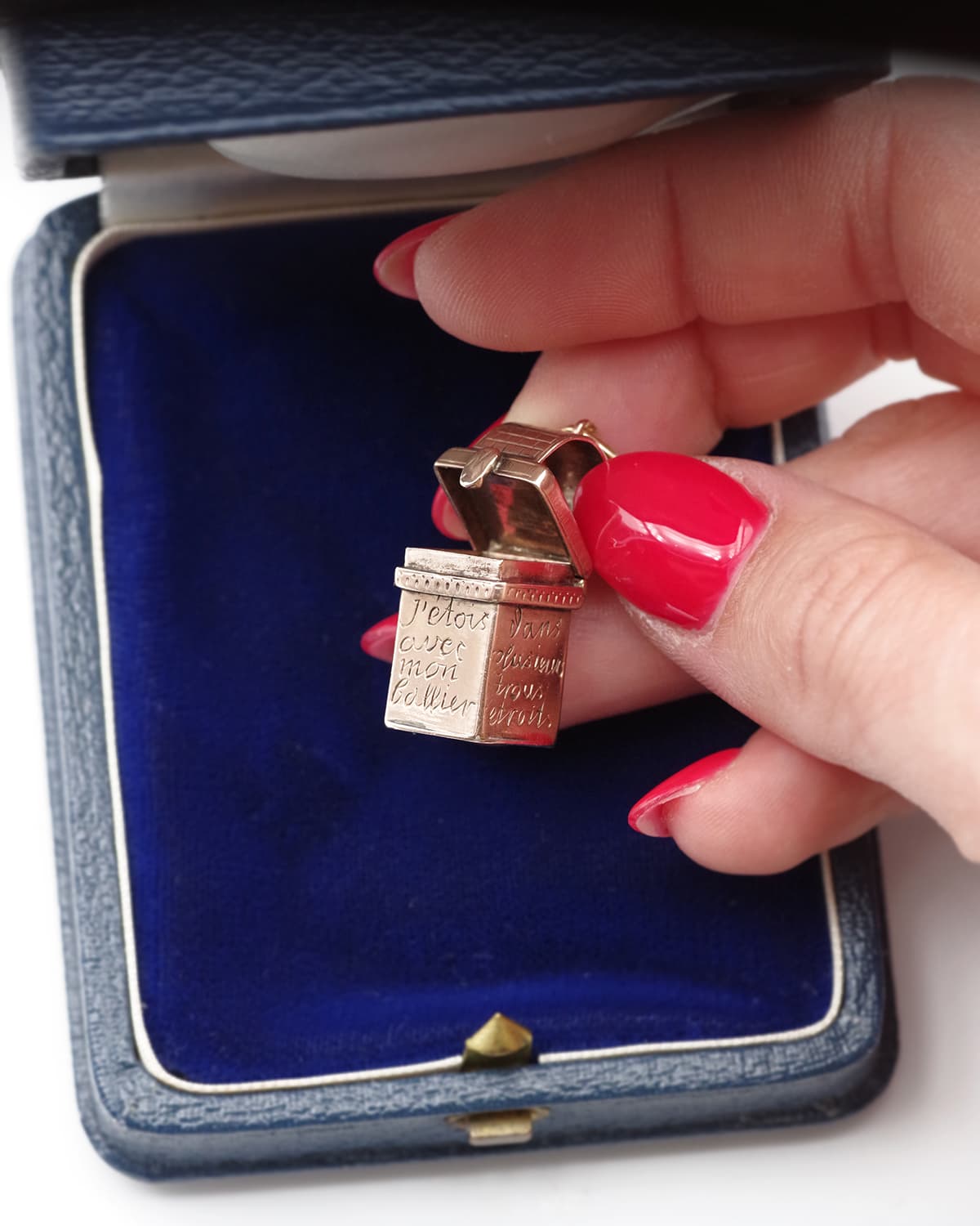 Pendentif secret en or