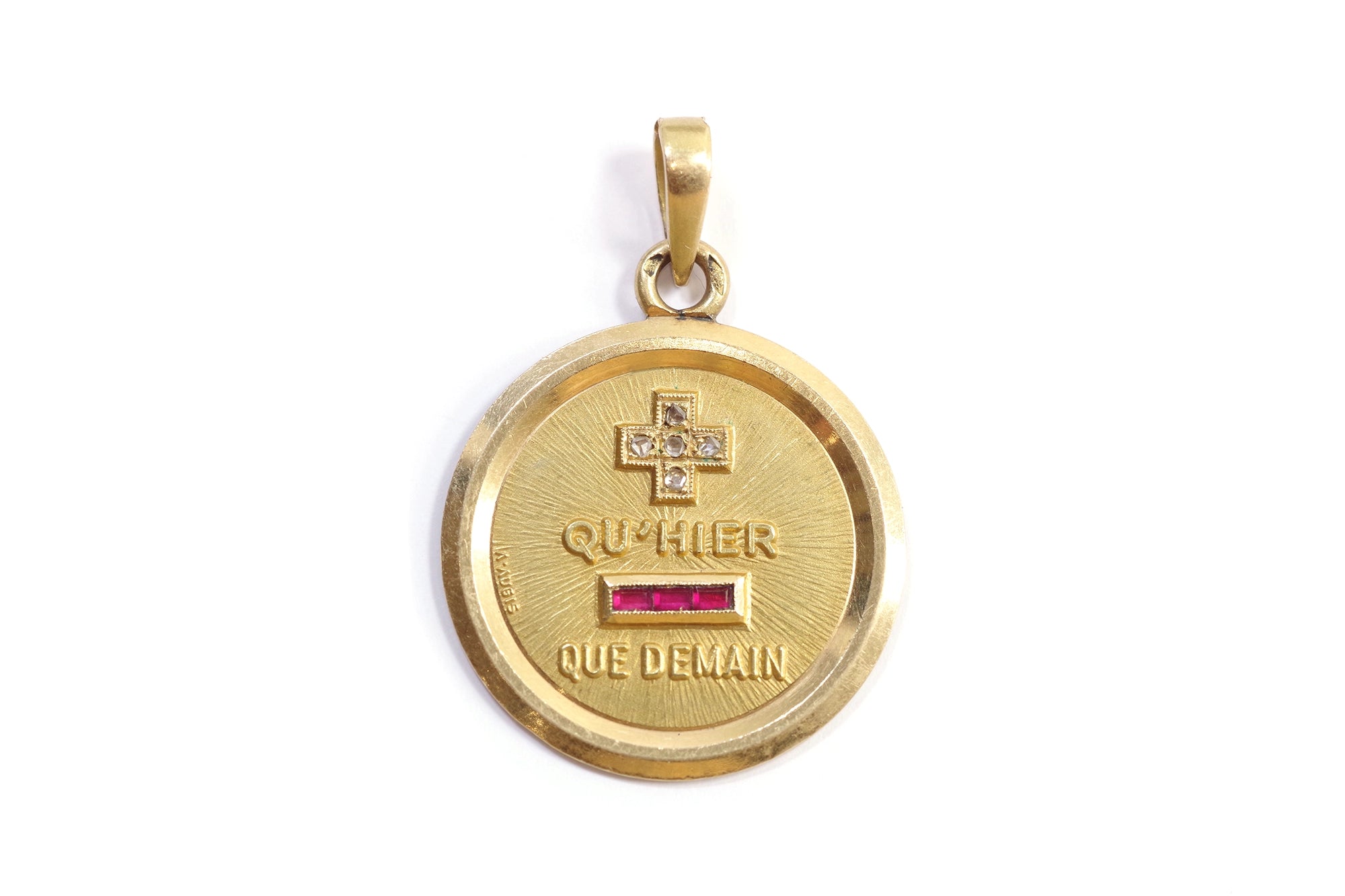 médaille plus qu'hier moins que demain