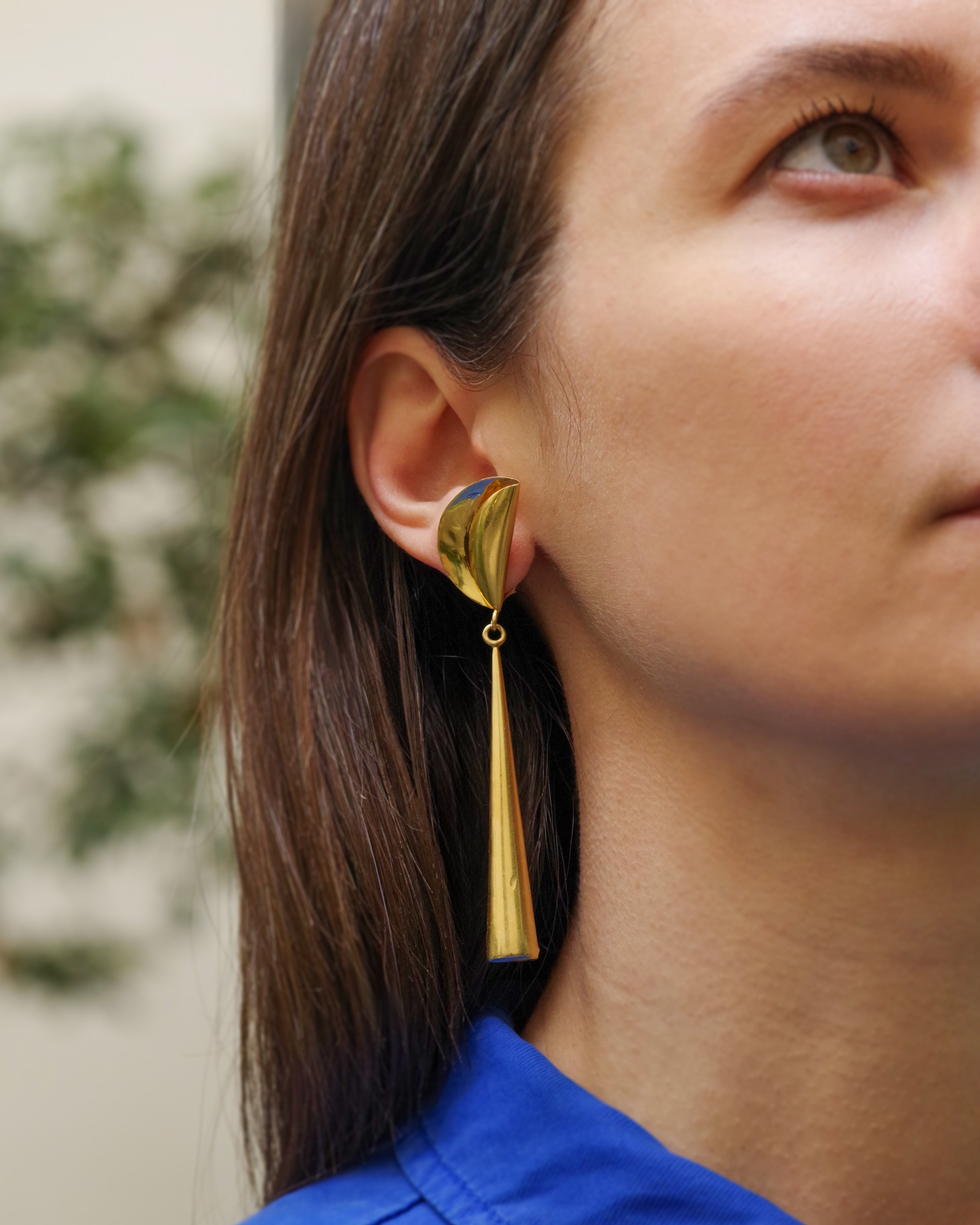 Modernist long earrings in gold