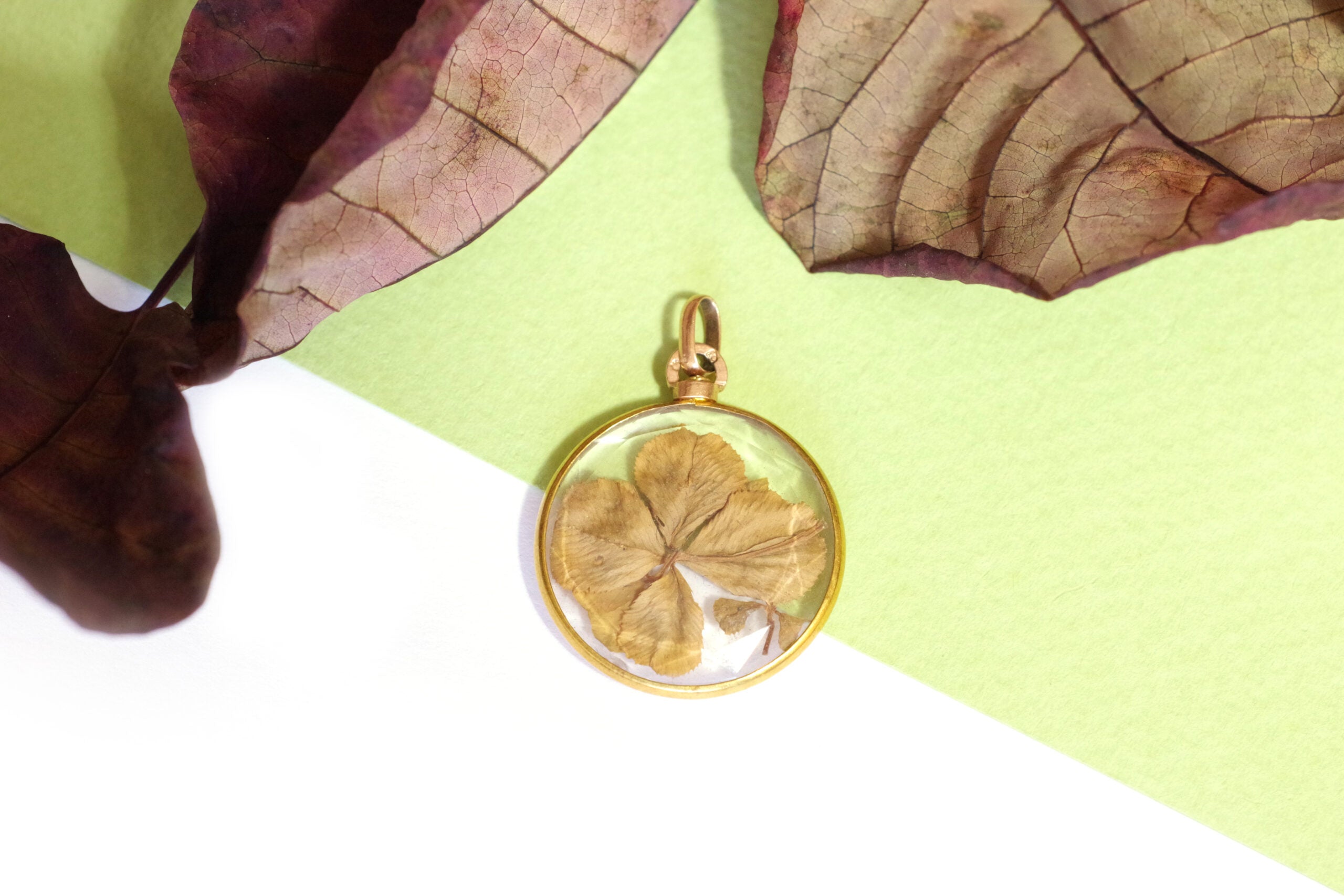 victorian luck clove pendant in gold