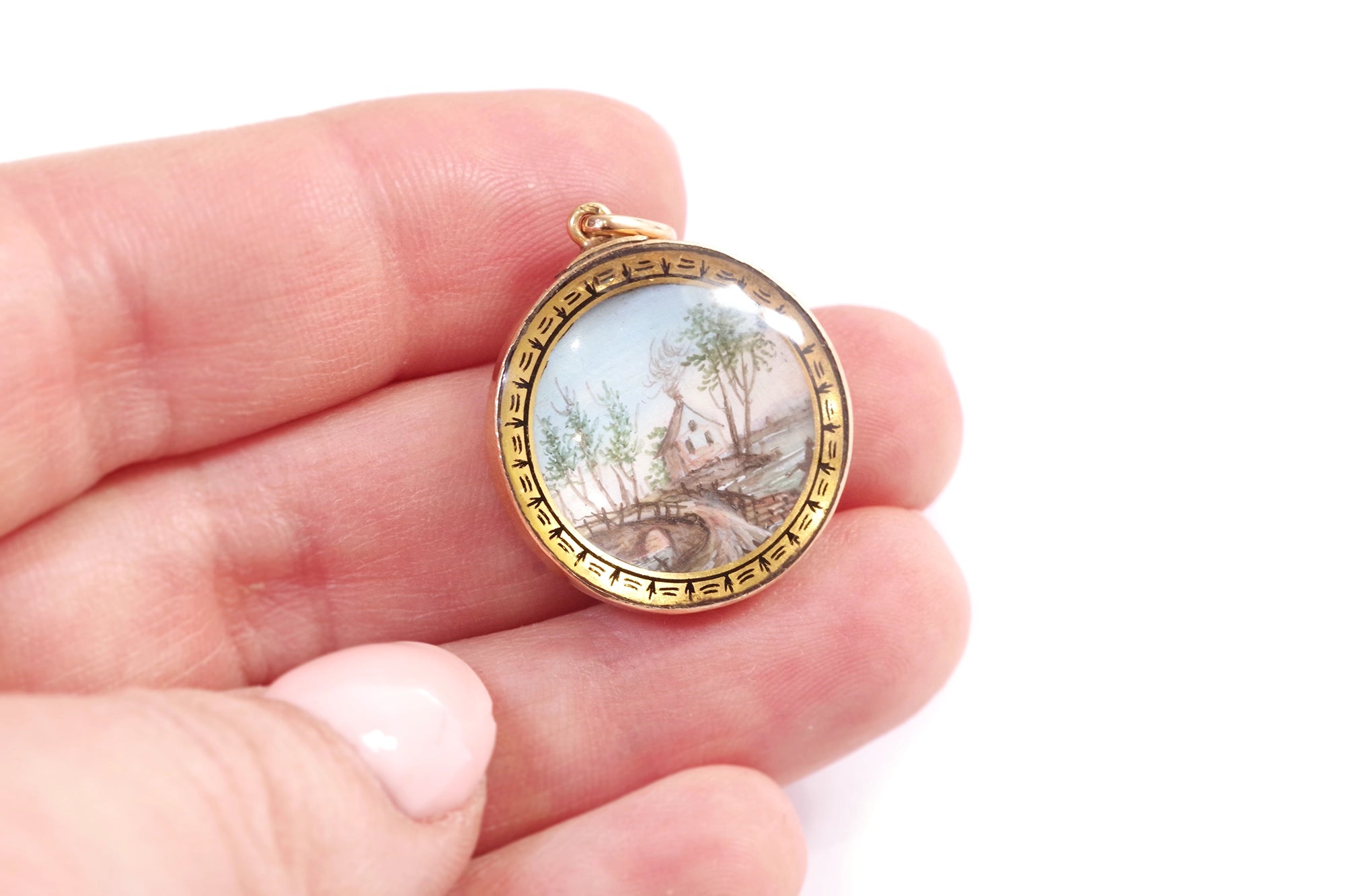 pendentif médaillon maison miniature en or