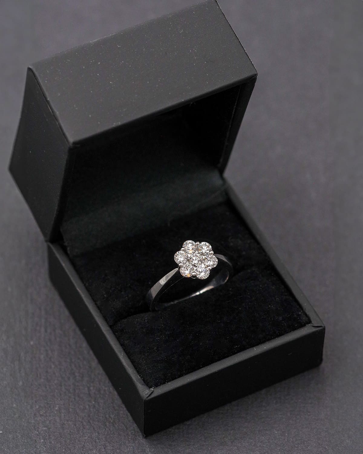 bague fleur diamants en or