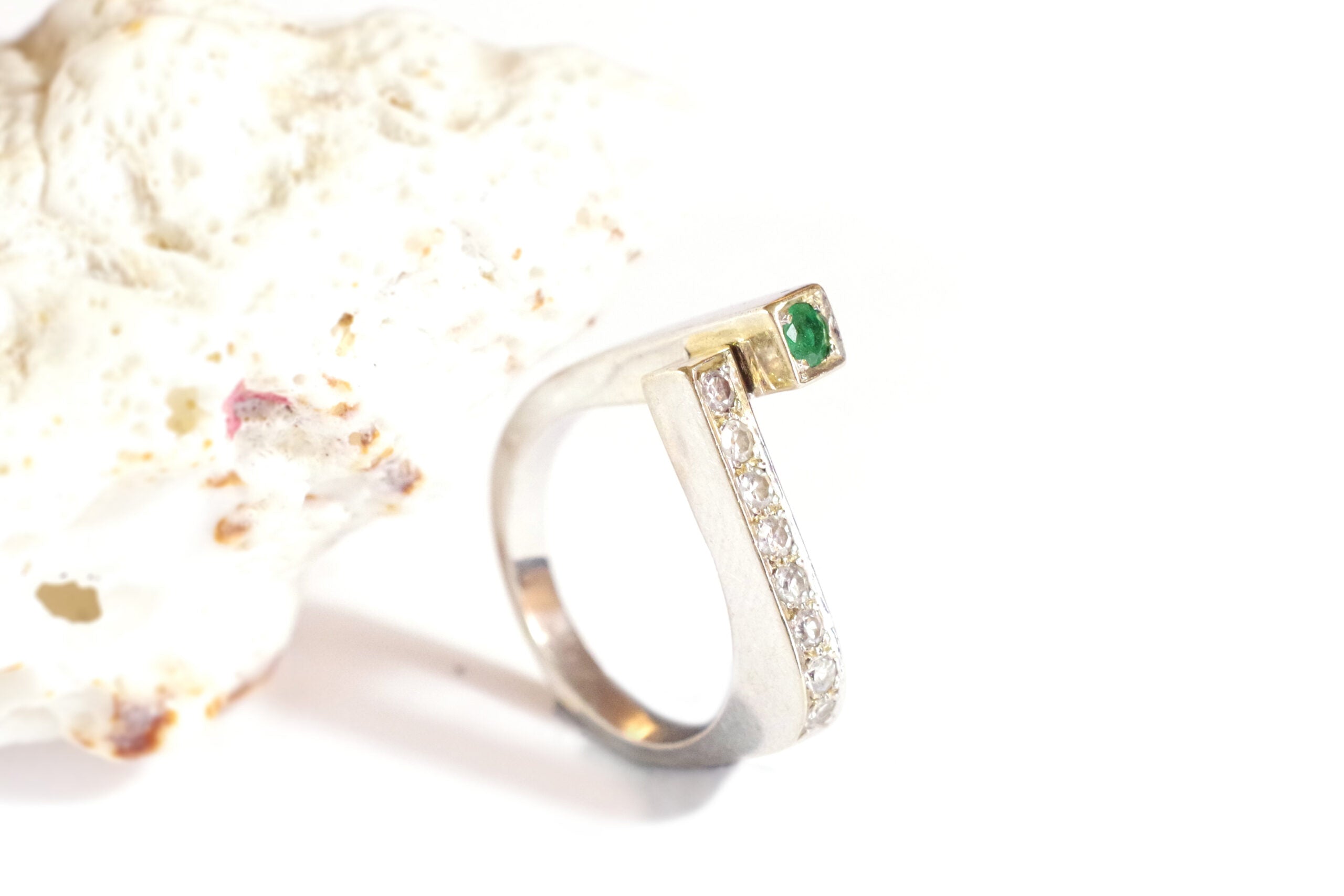 Bague moderniste diamants emeraude