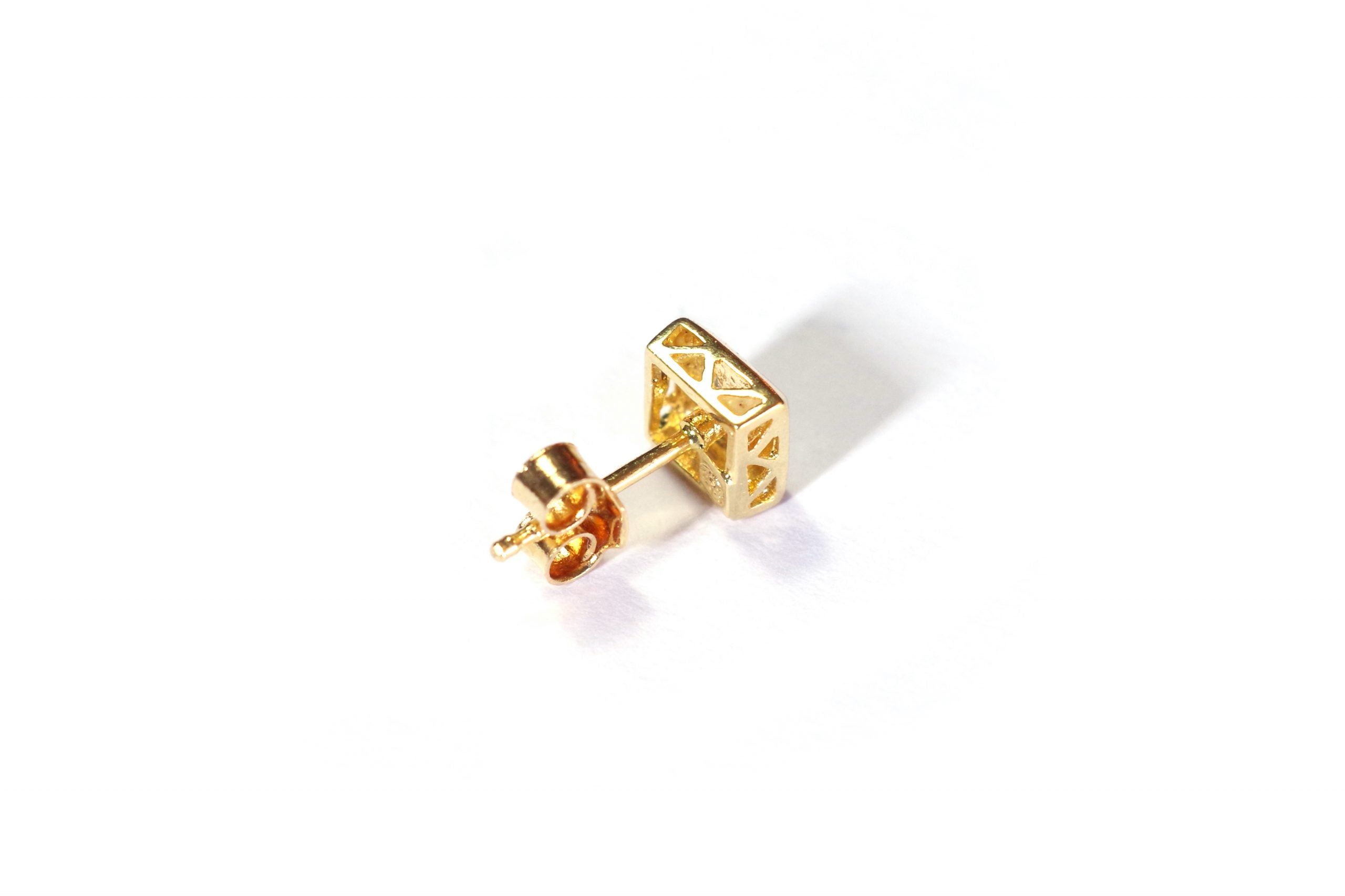 single stud earring in gold and diamond