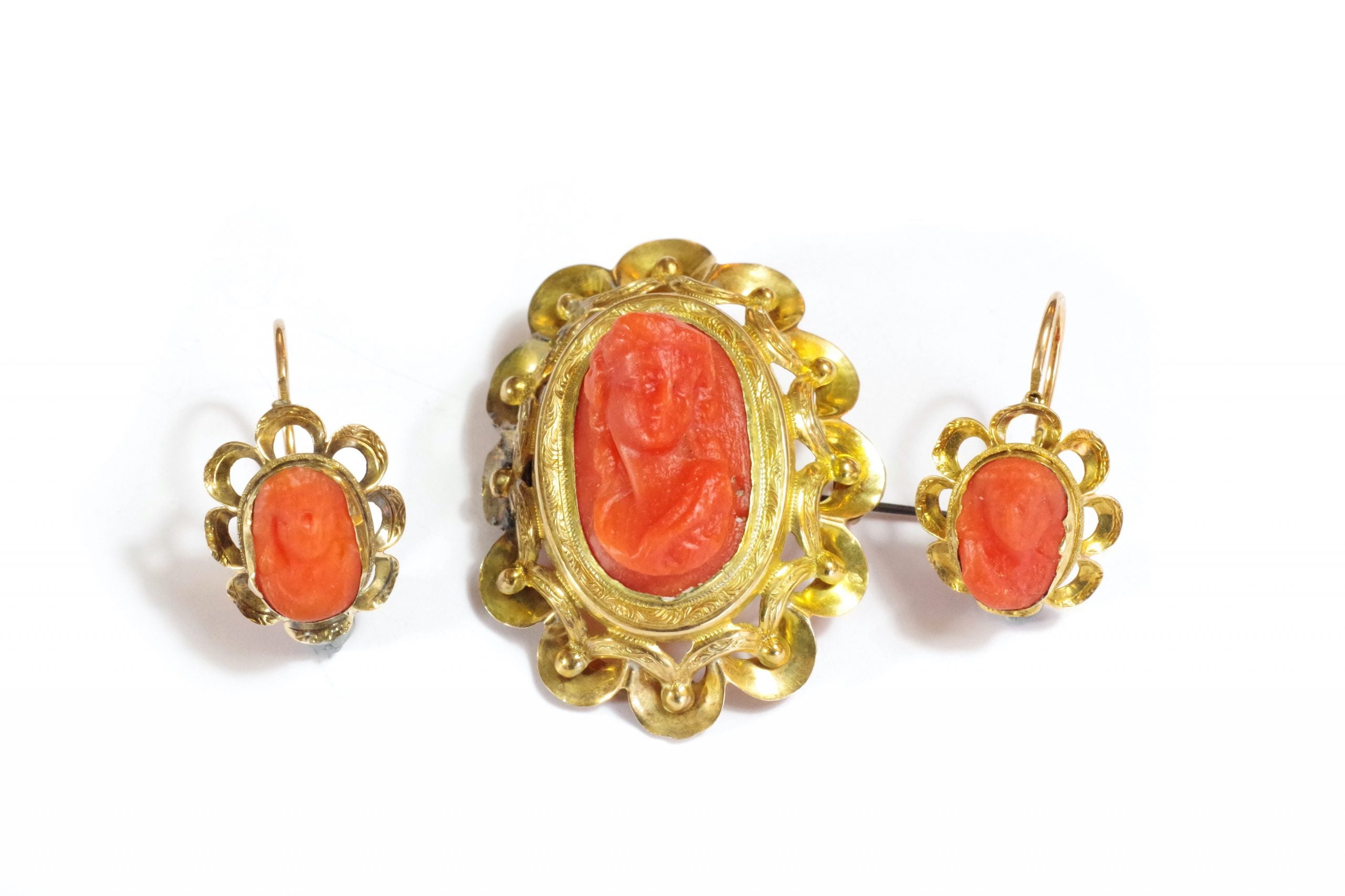 boucles d'oreille et broche camée corail