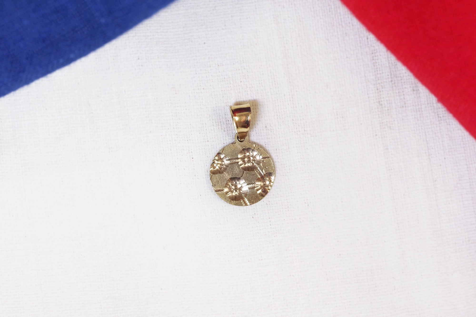 Little football pendant in gold