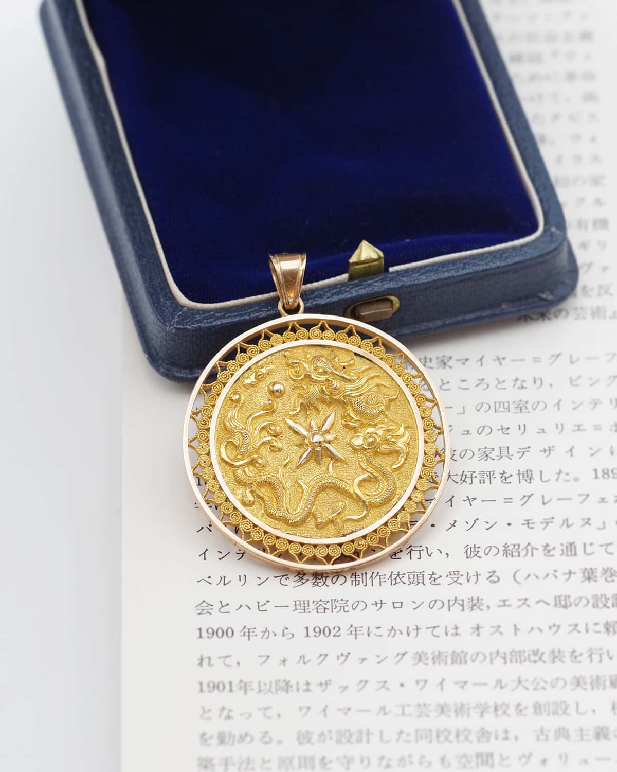 Lucky chinese pendant in 18k gold