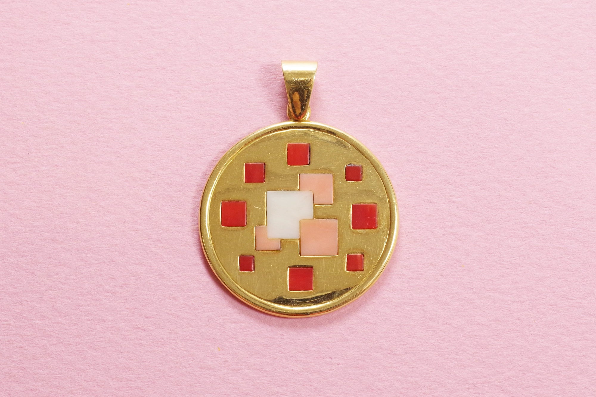 Coral pendant in gold