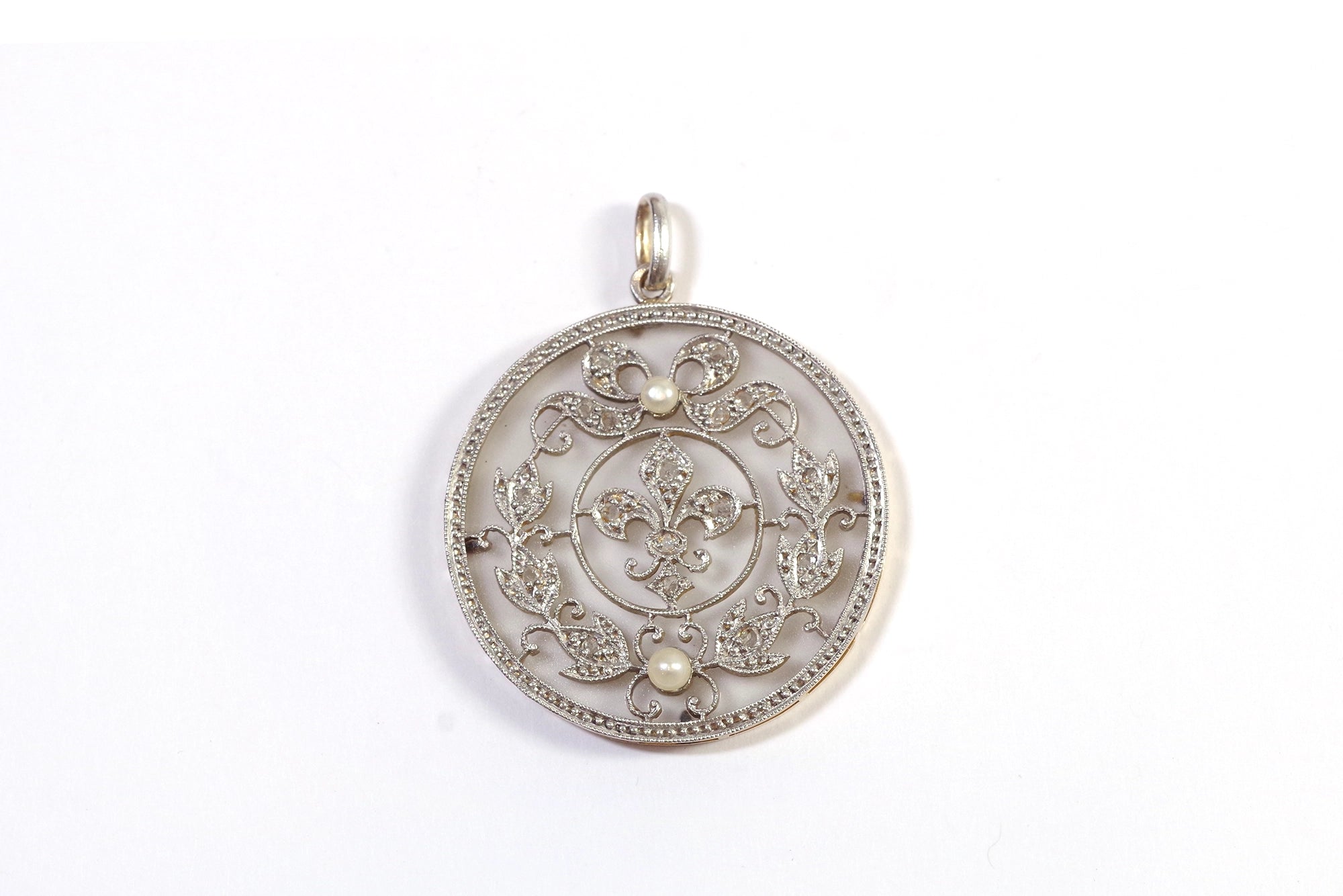 platinum round belle epoque pendant