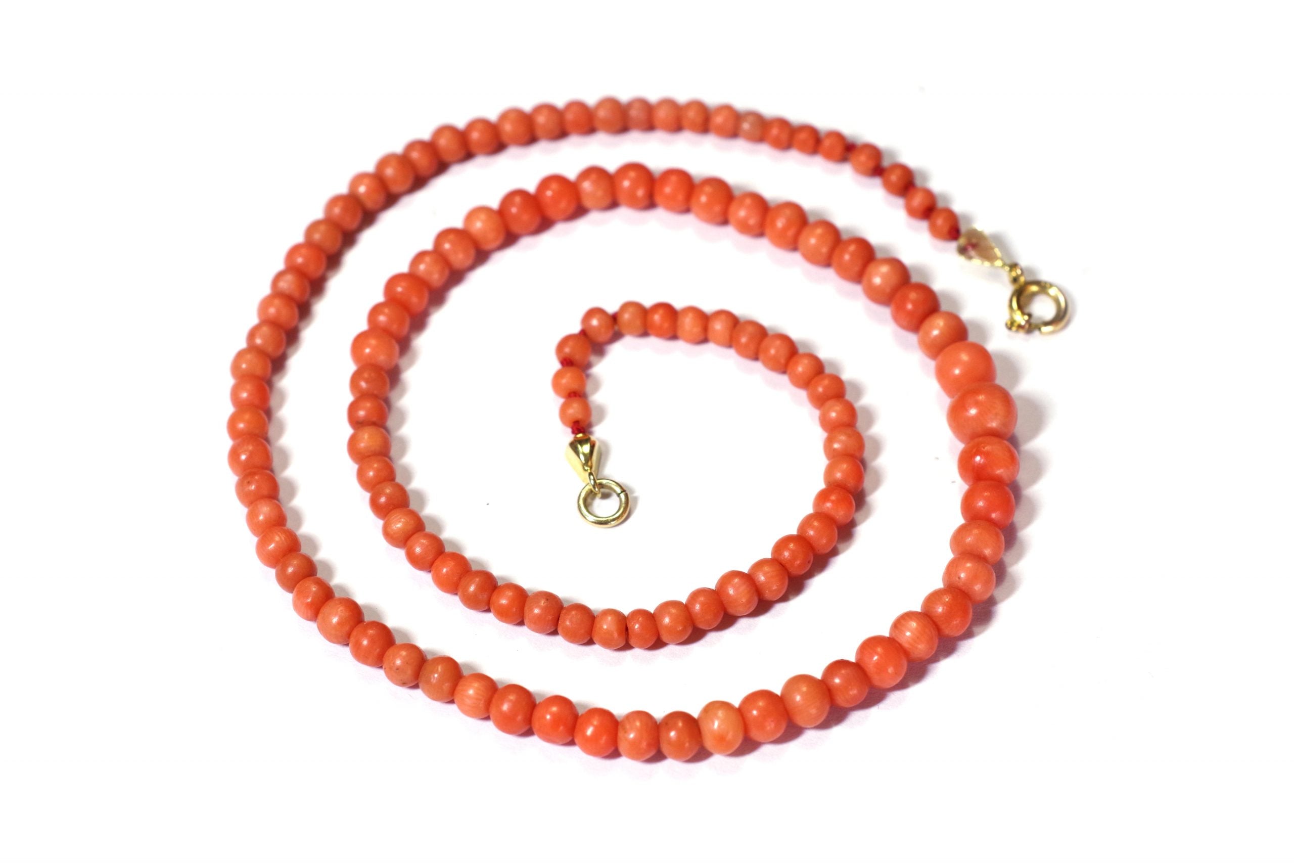 collier vintage de perles de corail