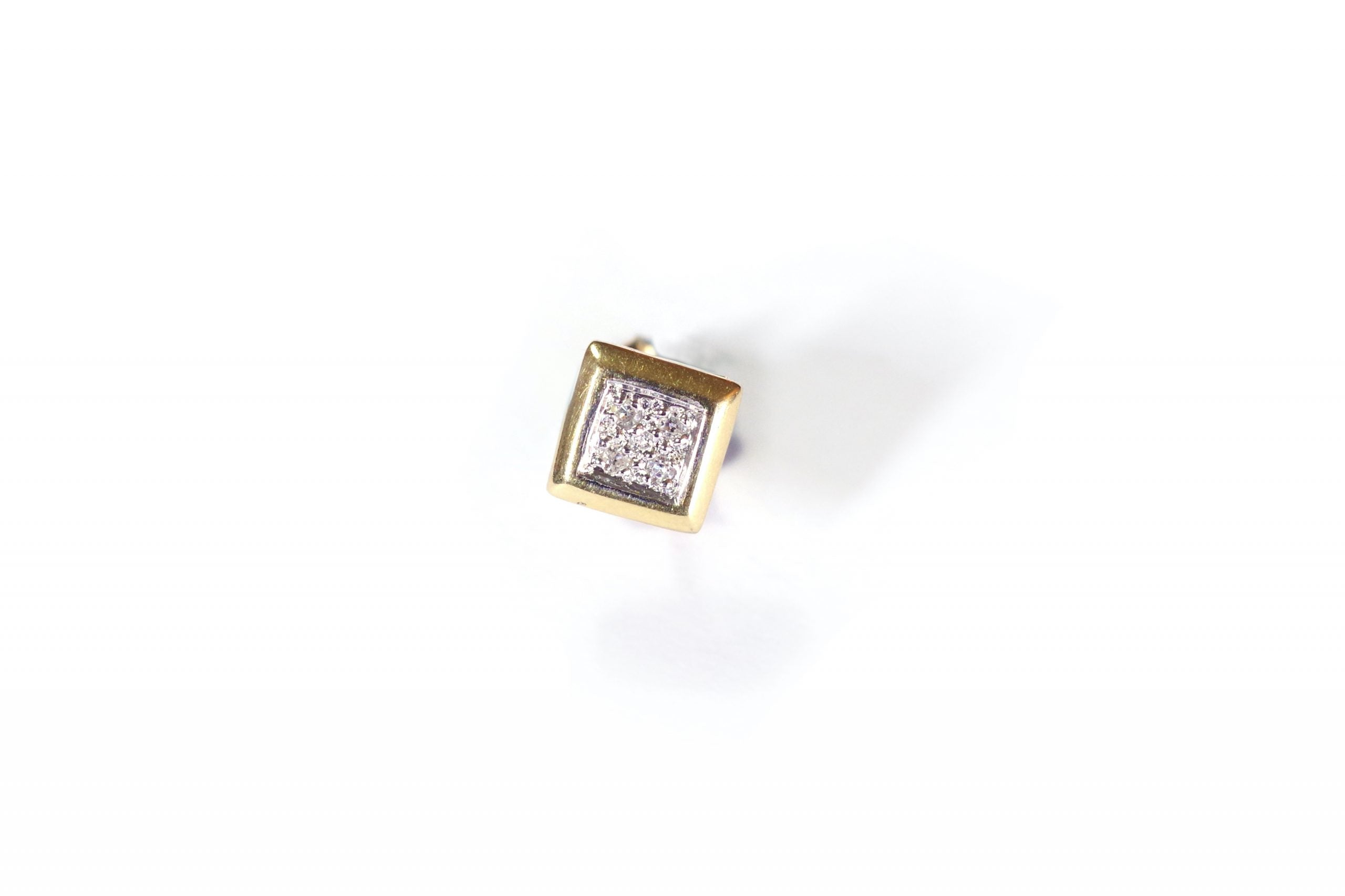 single stud earring in gold and diamond