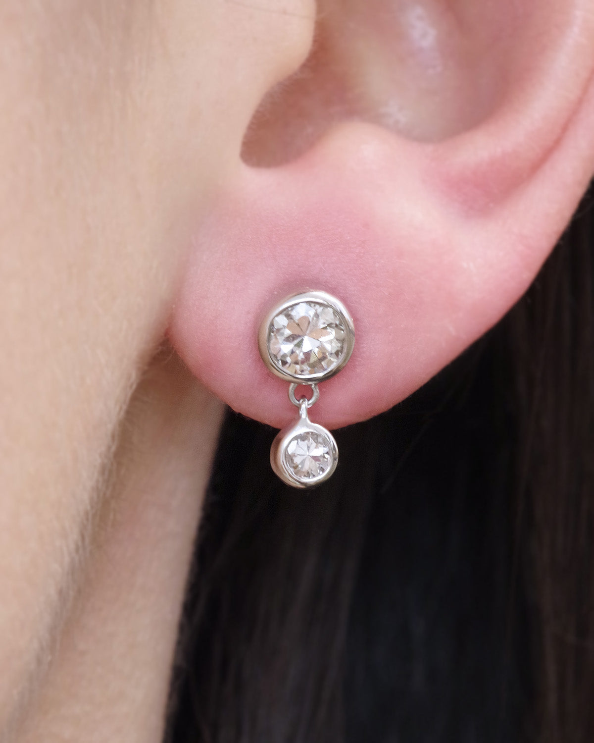 White gold stud earrings set with 1ct diamonds