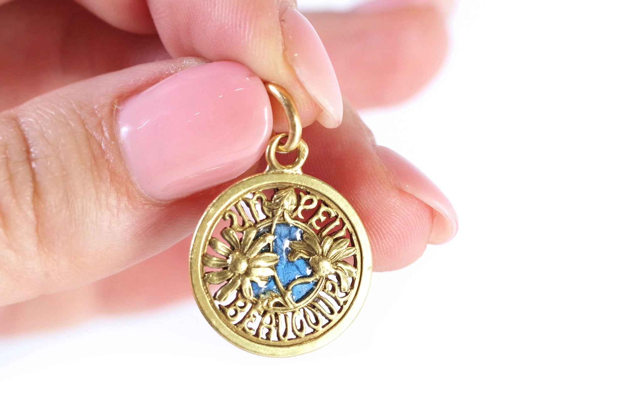 Pendentif effeuiller la marguerite en émail plique a jour