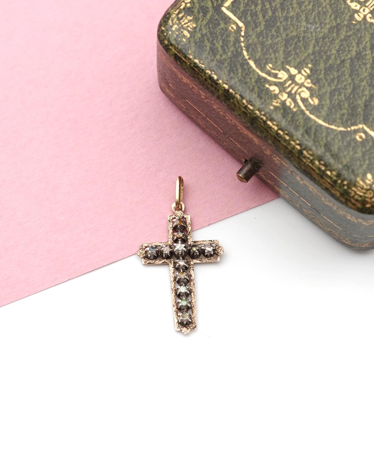 Pendentif croix diamants