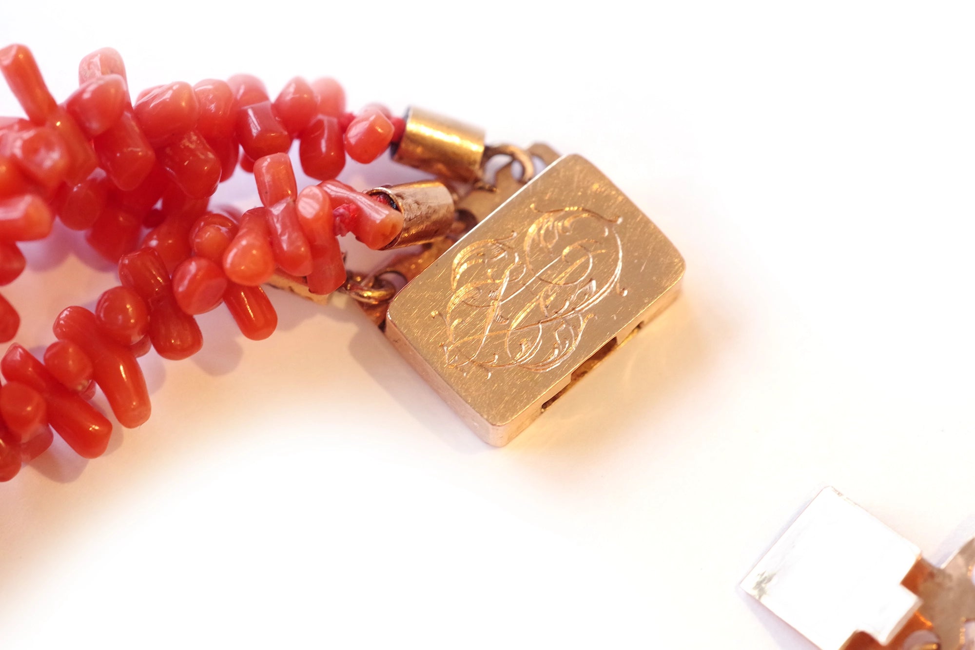 Bracelet corail fermoir en or